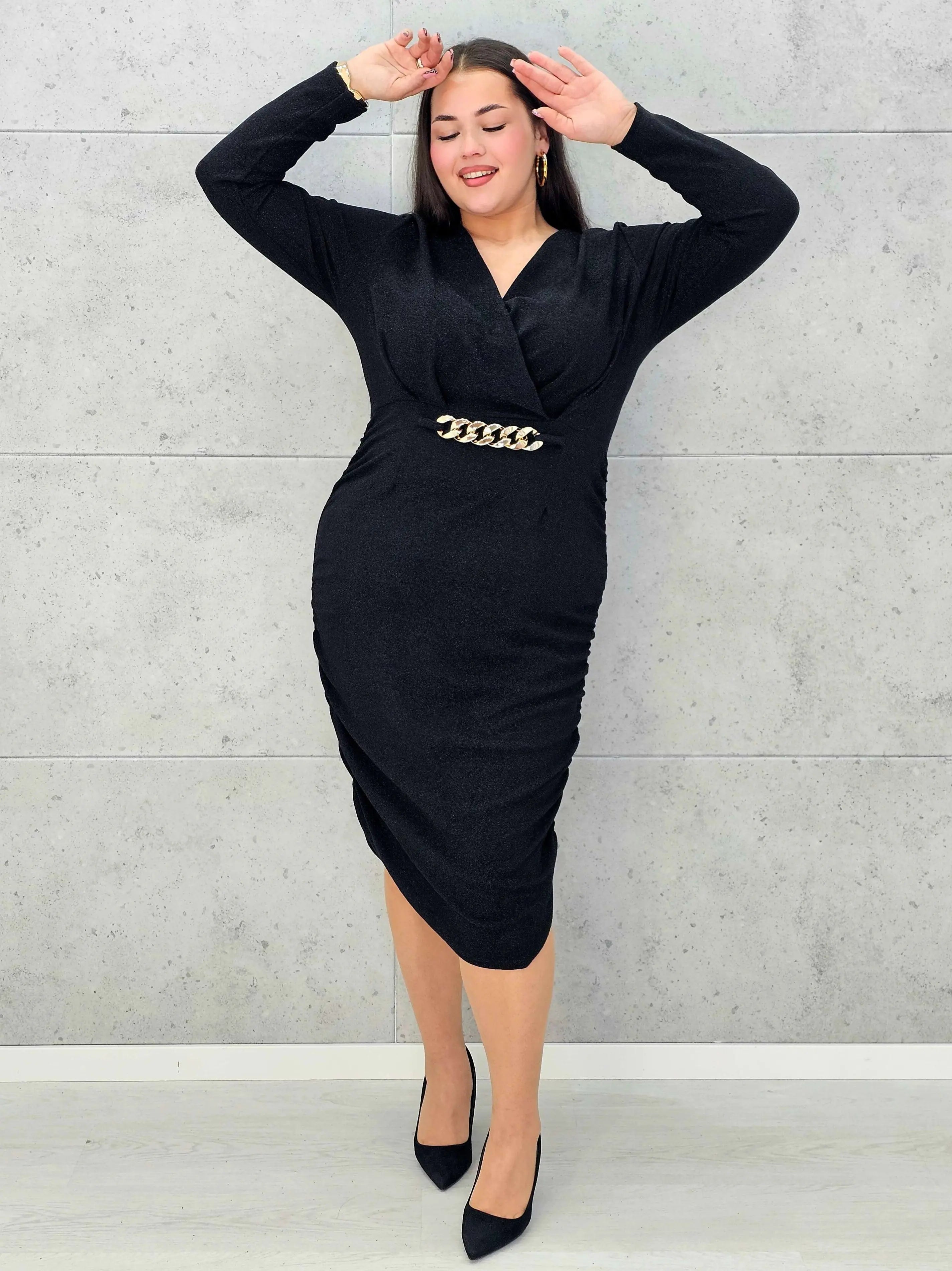 M014 Czarna sukienka plus size z połyskiem i ozdobnym łańcuchem – elegancka midi - Stylowa XL