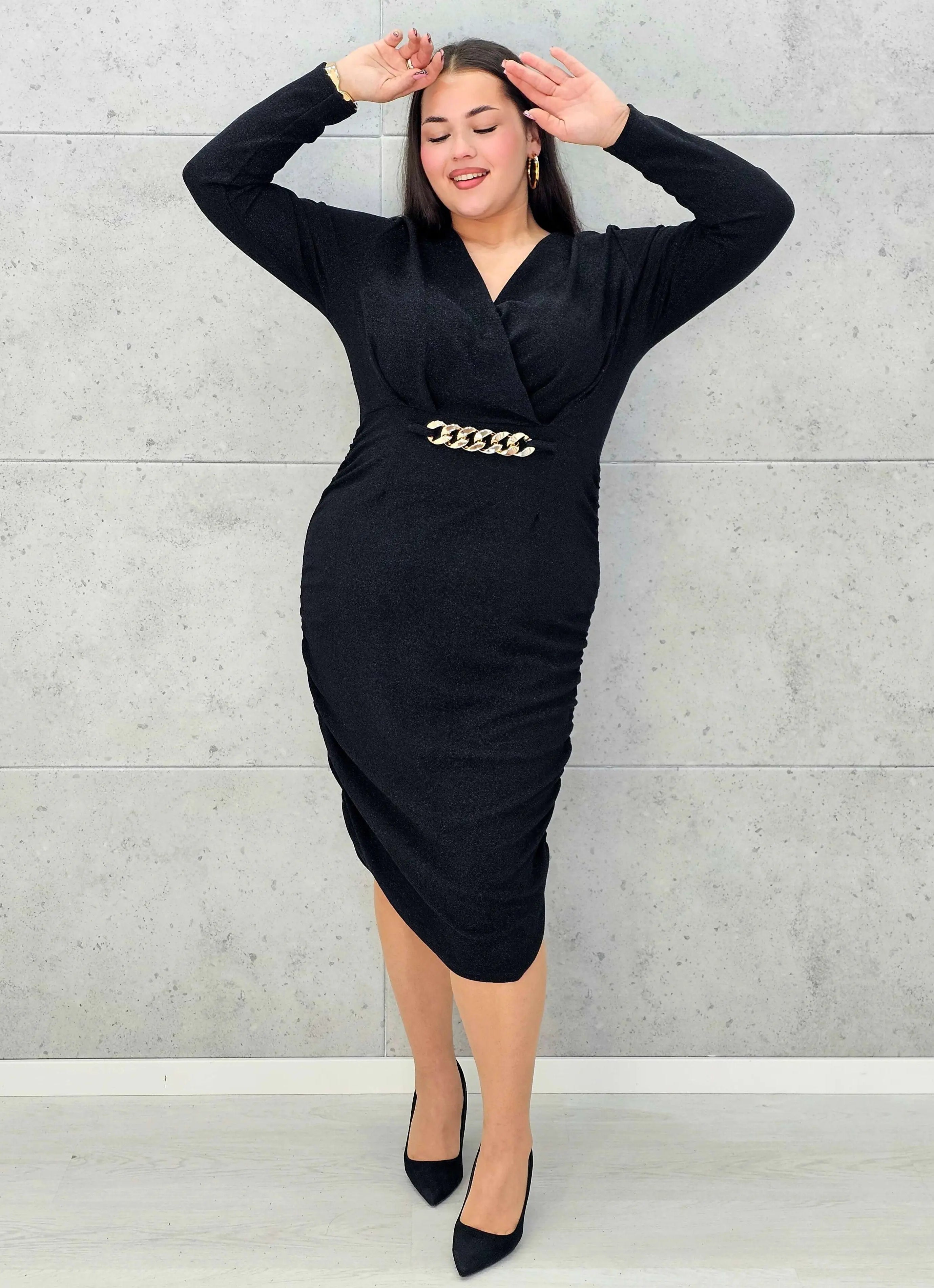 M014 Czarna sukienka plus size z połyskiem i ozdobnym łańcuchem – elegancka midi - Stylowa XL