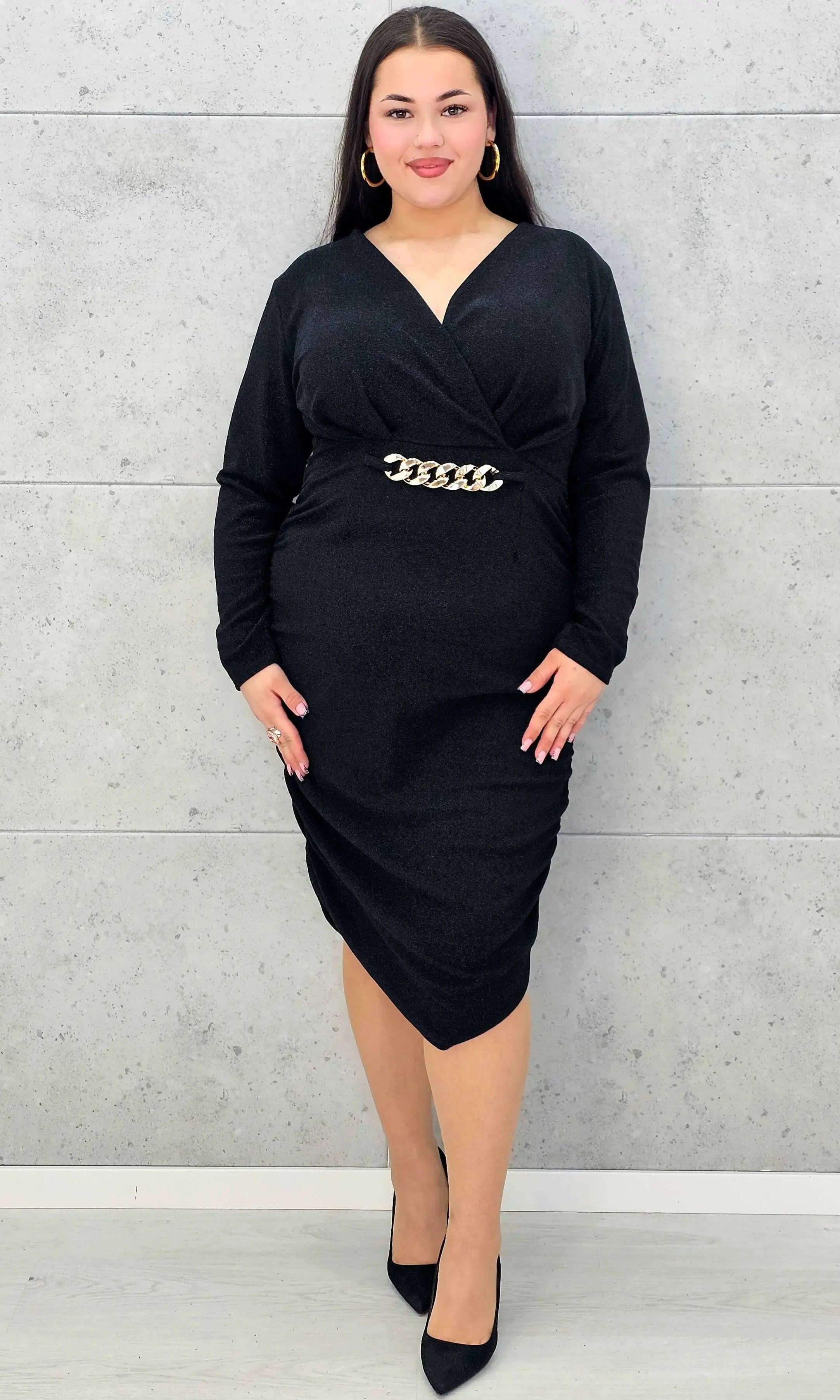 M014 Czarna sukienka plus size z połyskiem i ozdobnym łańcuchem – elegancka midi - Stylowa XL