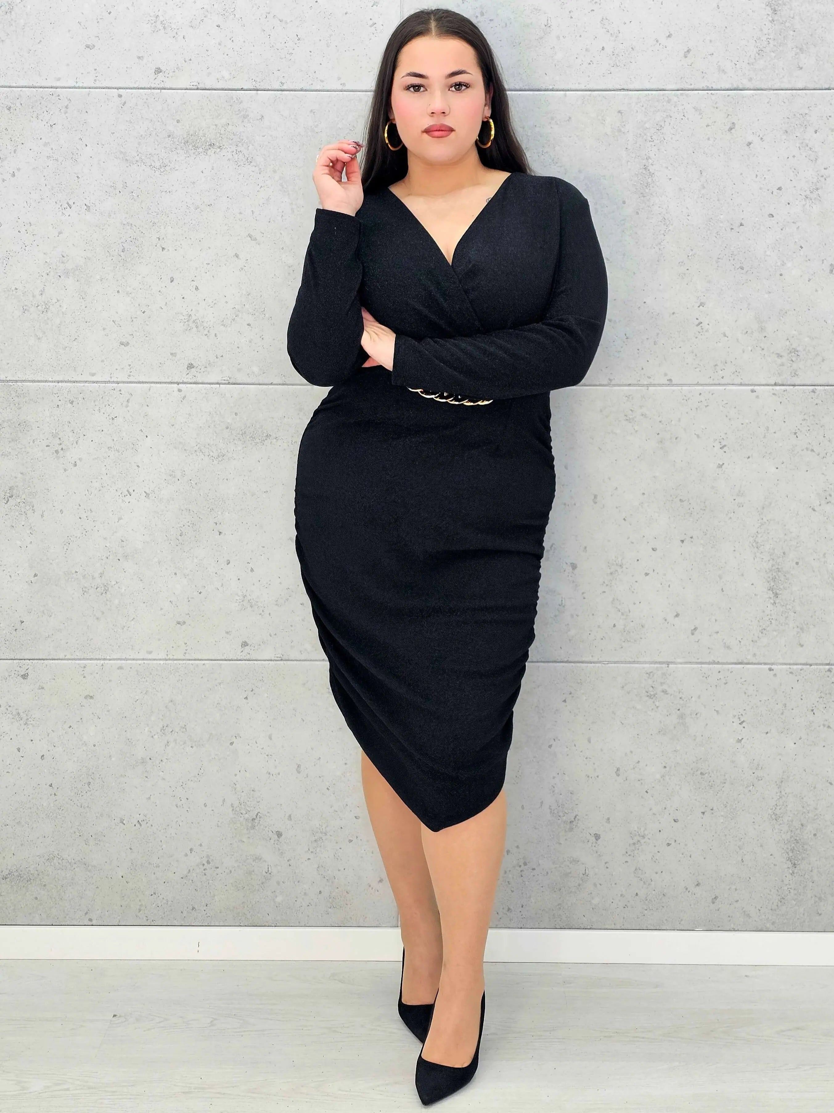 M014 Czarna sukienka plus size z połyskiem i ozdobnym łańcuchem – elegancka midi - Stylowa XL