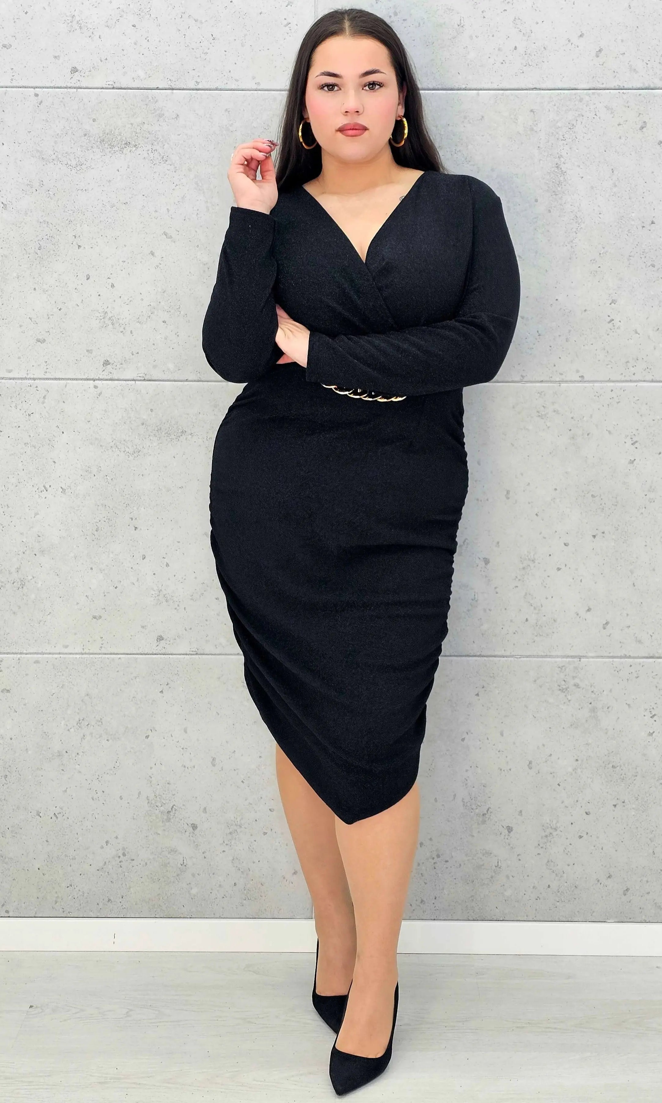 M014 Czarna sukienka plus size z połyskiem i ozdobnym łańcuchem – elegancka midi - Stylowa XL