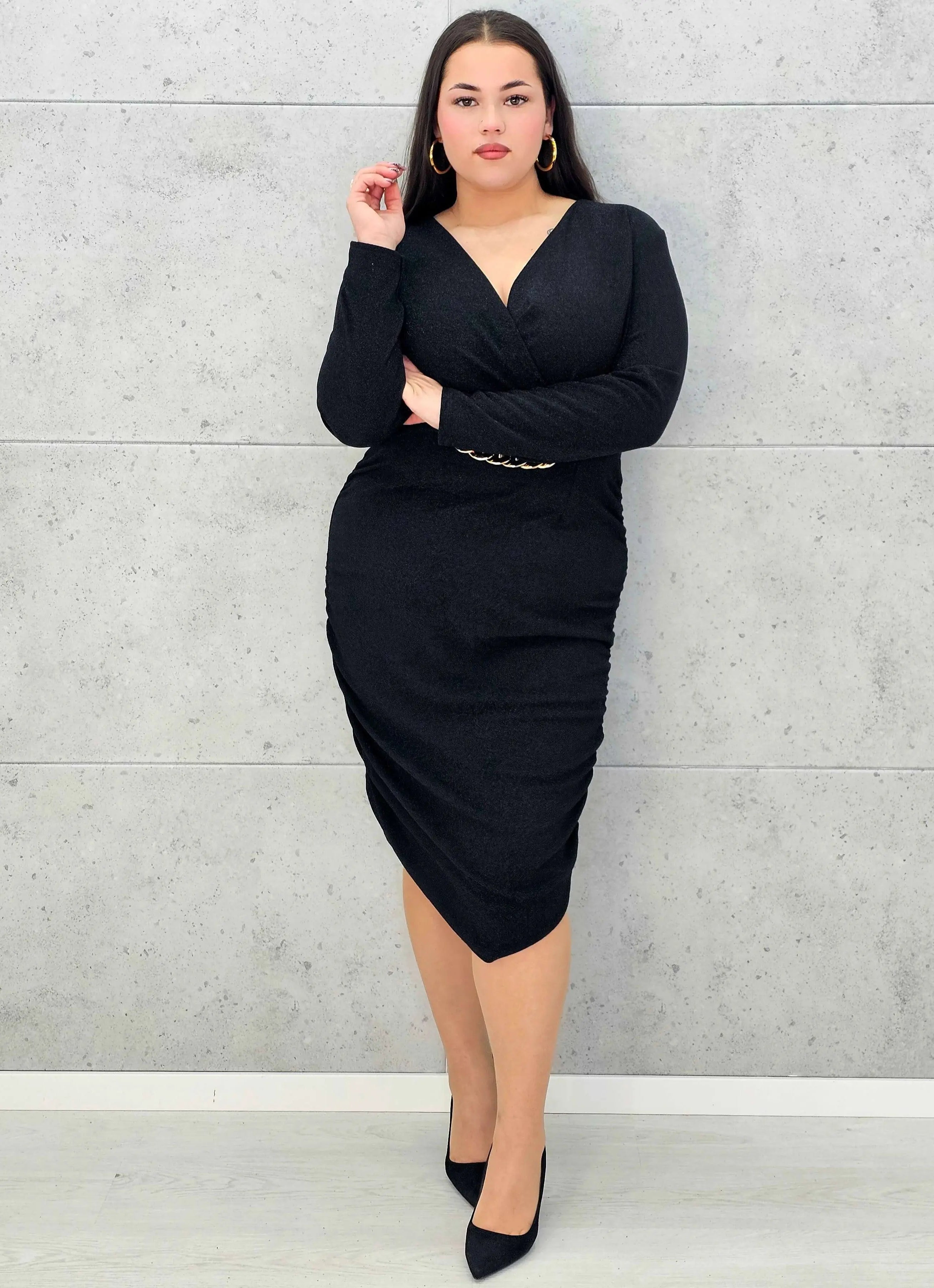 M014 Czarna sukienka plus size z połyskiem i ozdobnym łańcuchem – elegancka midi - Stylowa XL