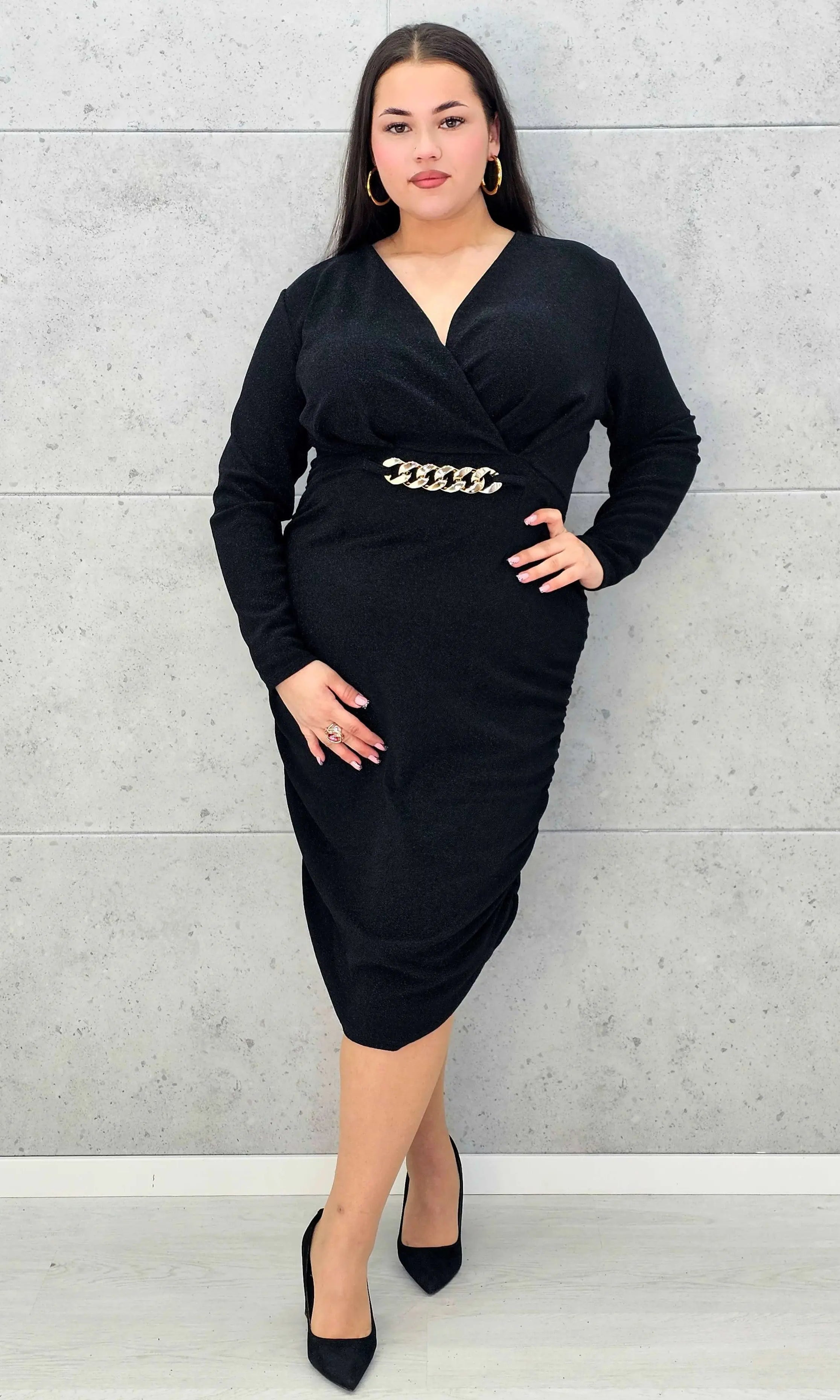 M014 Czarna sukienka plus size z połyskiem i ozdobnym łańcuchem – elegancka midi - Stylowa XL
