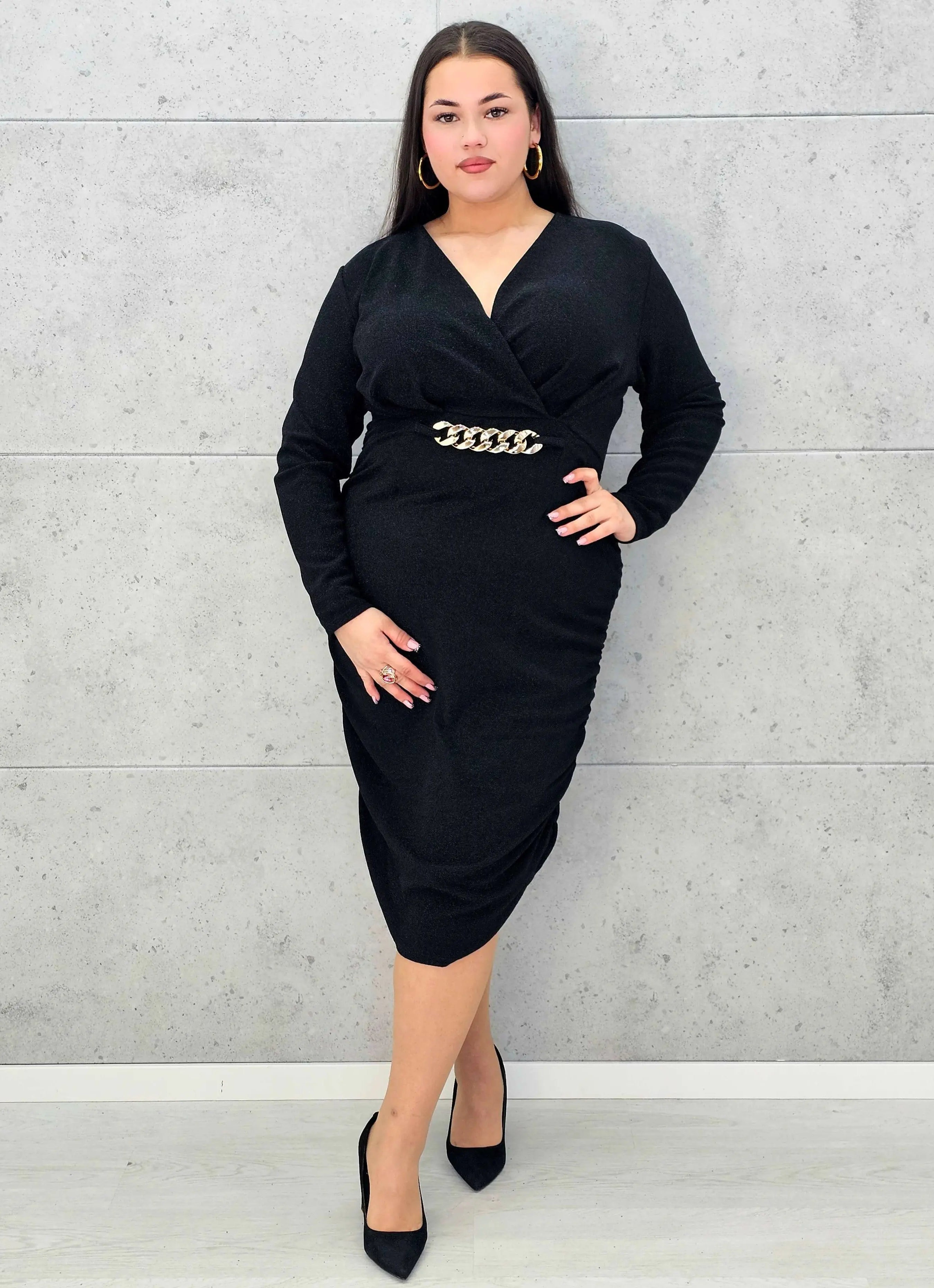 M014 Czarna sukienka plus size z połyskiem i ozdobnym łańcuchem – elegancka midi - Stylowa XL
