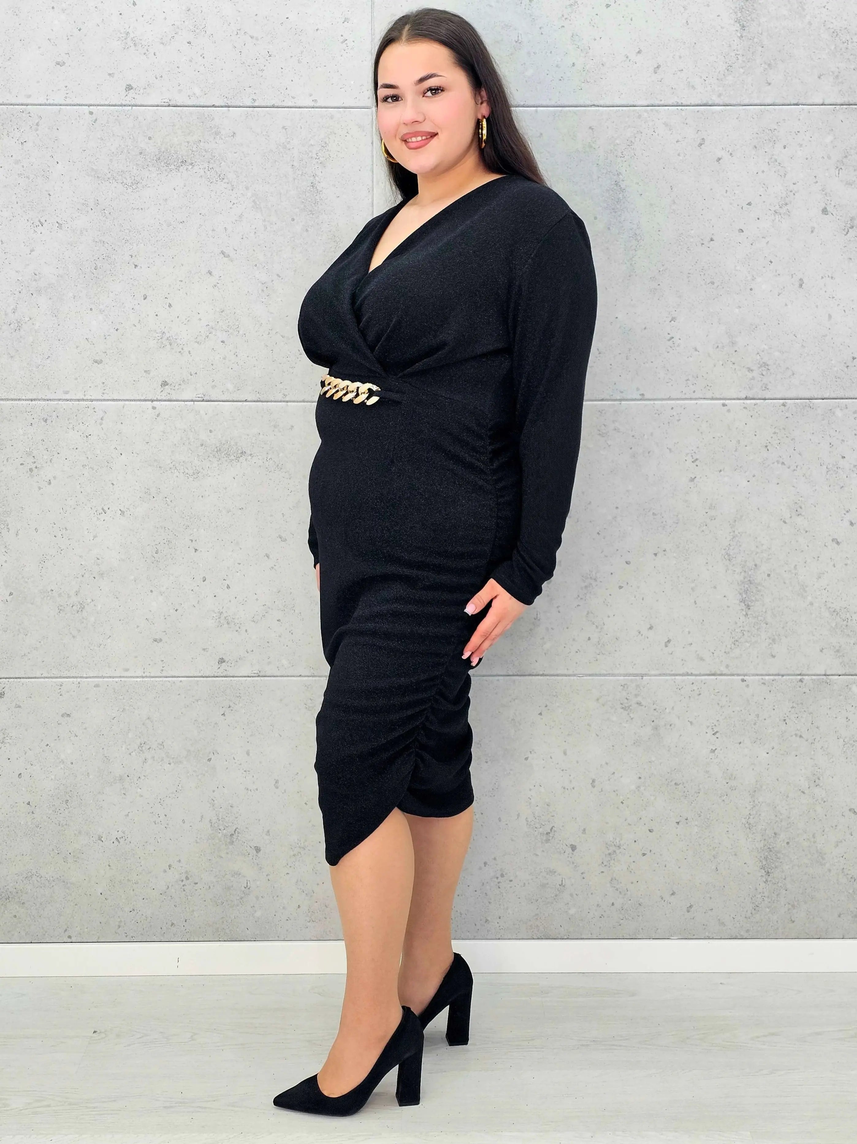M014 Czarna sukienka plus size z połyskiem i ozdobnym łańcuchem – elegancka midi - Stylowa XL