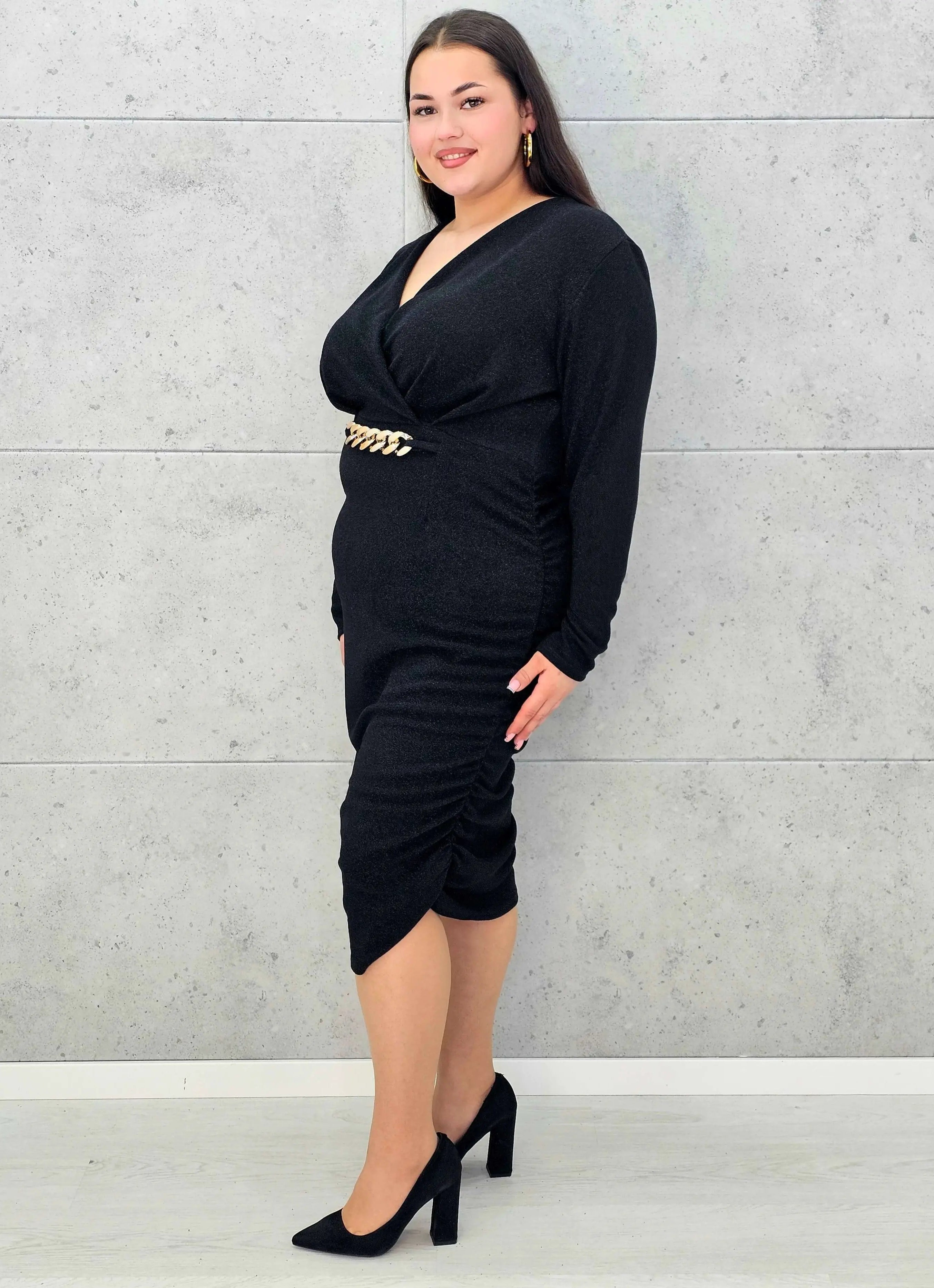 M014 Czarna sukienka plus size z połyskiem i ozdobnym łańcuchem – elegancka midi - Stylowa XL
