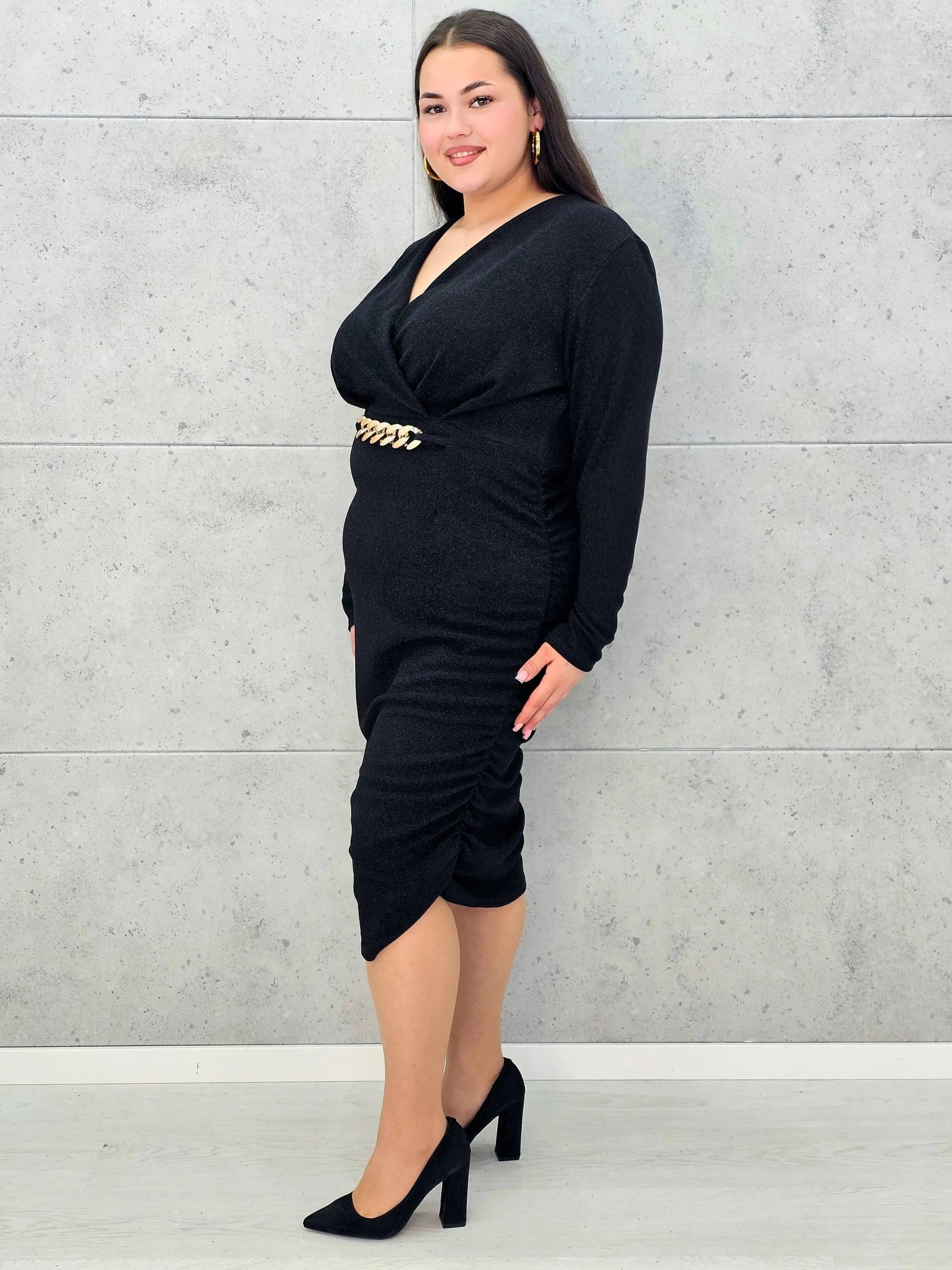 M014 Czarna sukienka plus size z połyskiem i ozdobnym łańcuchem – elegancka midi - Stylowa XL