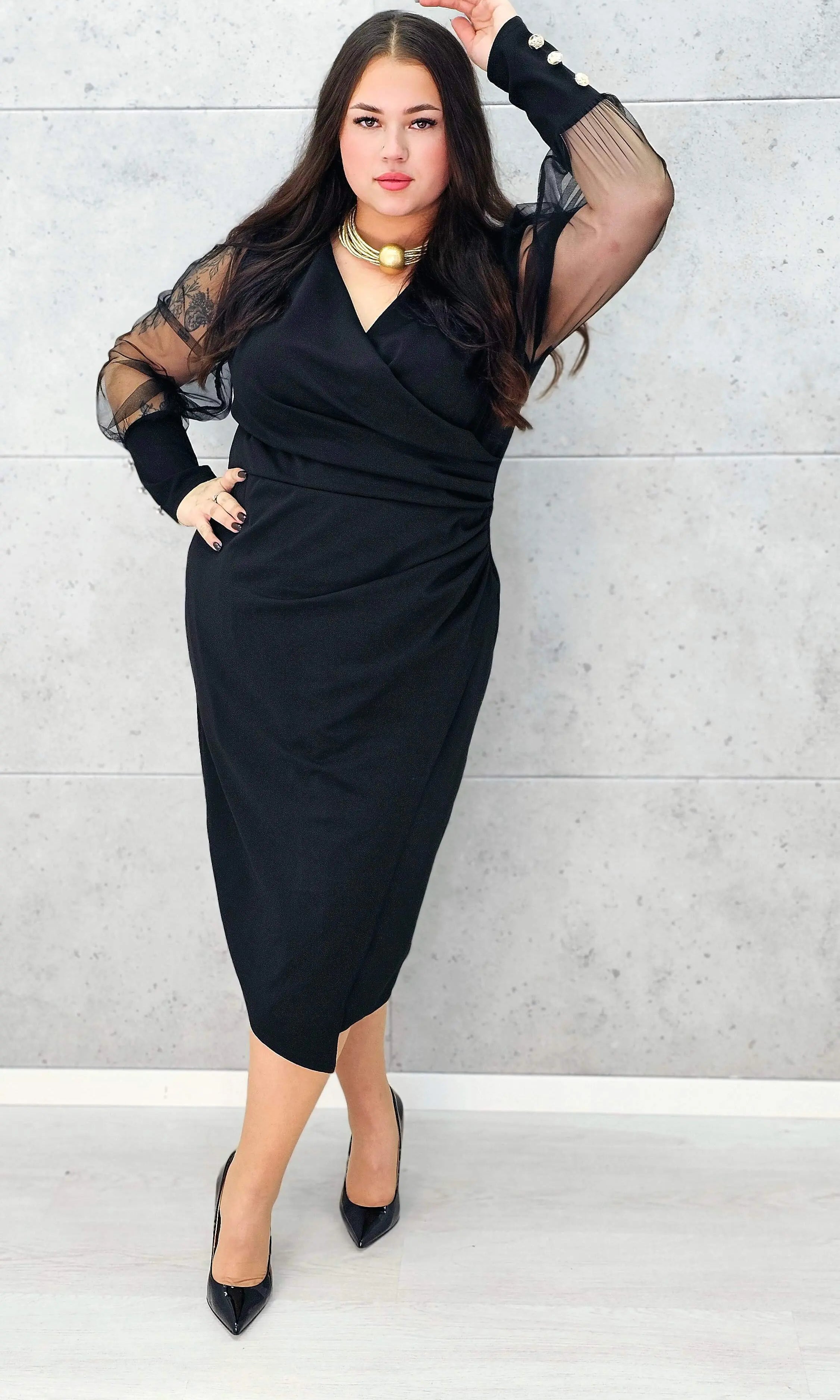 Czarna elegancka sukienka plus size z tiulowymi rękawami – widok z przodu