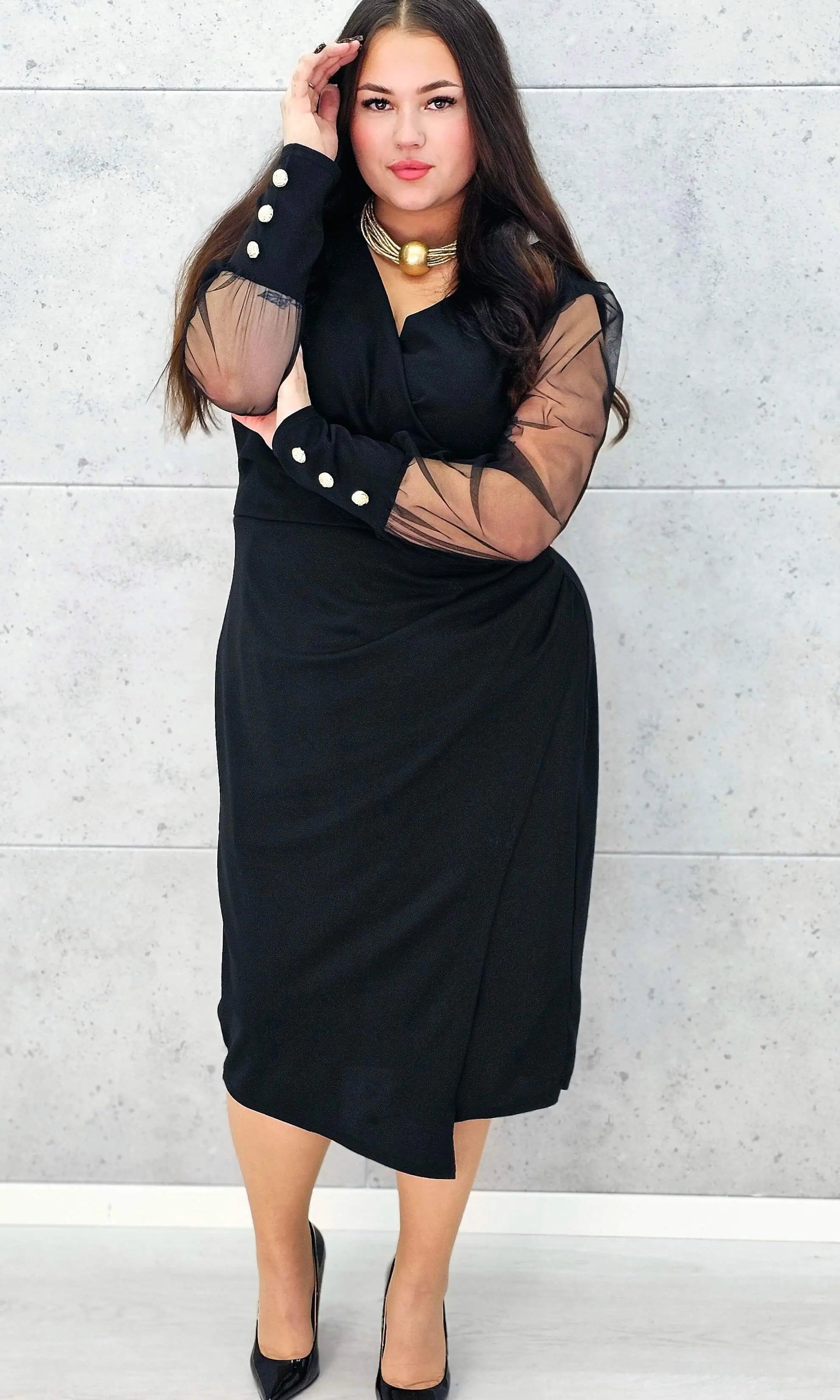 Stylowa czarna sukienka dla kobiet plus size – detale rękawa