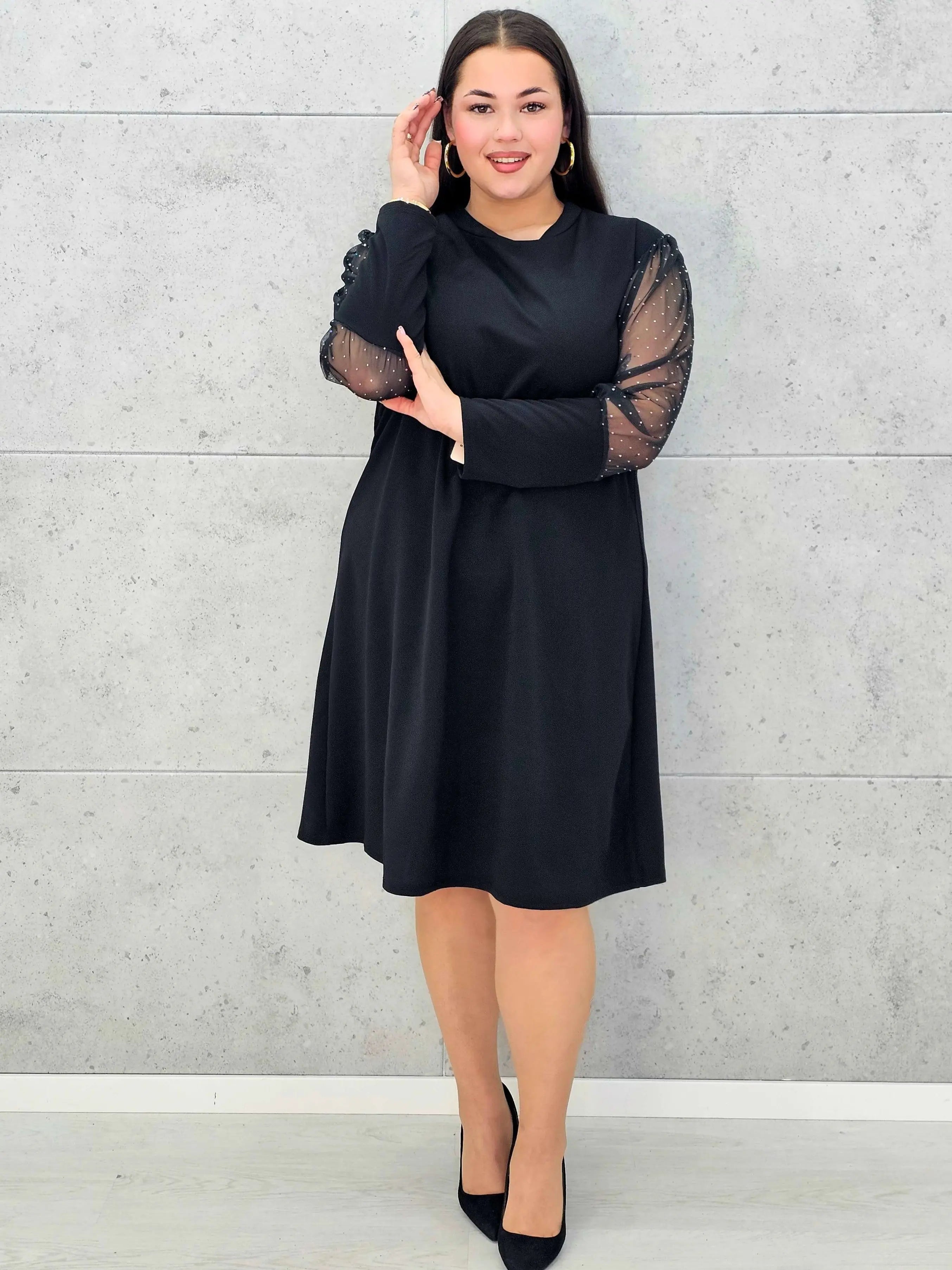 Czarna sukienka plus size z tiulowymi rękawami i drobnymi kryształkami - Stylowa XL