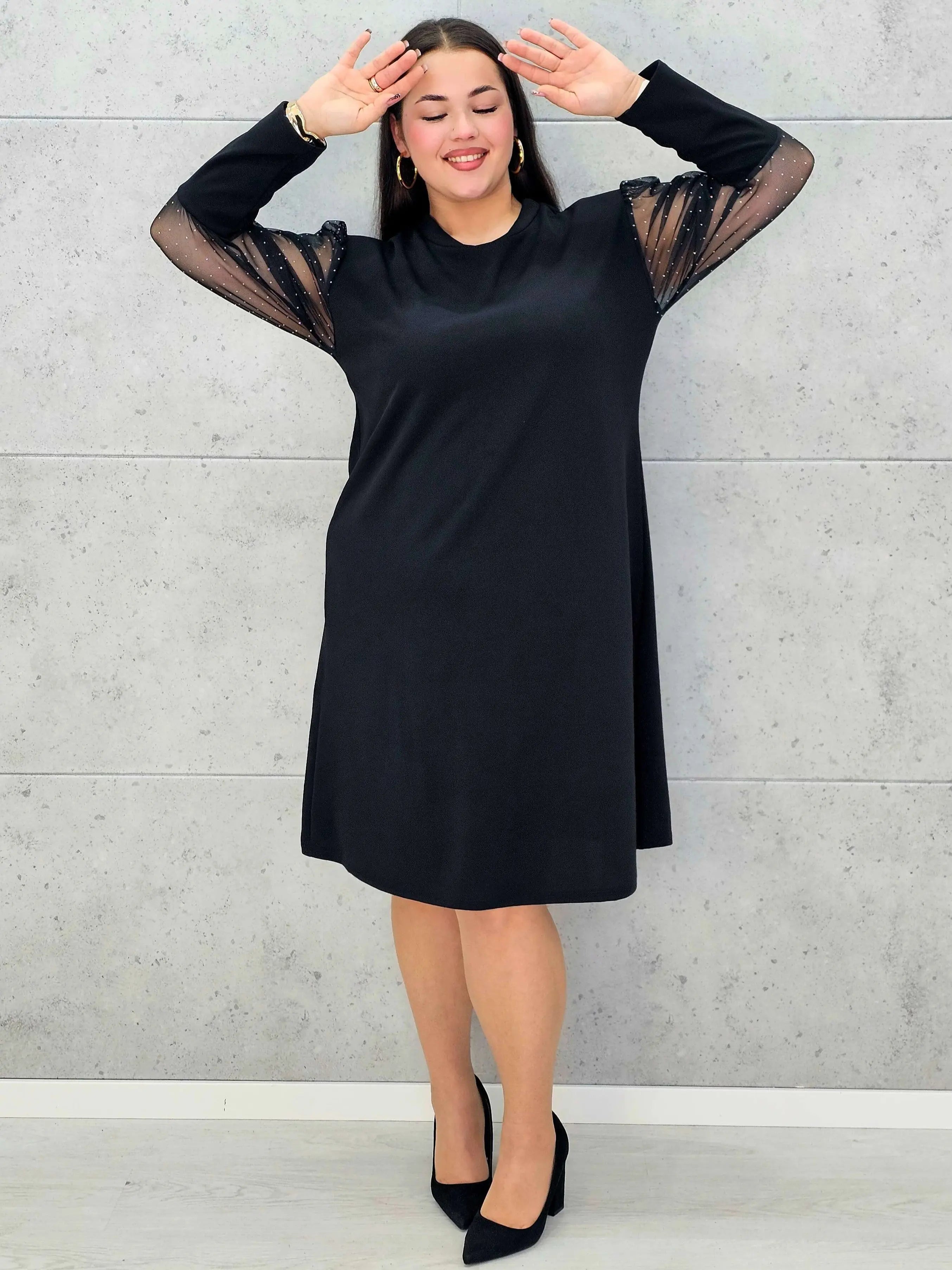 Czarna sukienka plus size z tiulowymi rękawami i drobnymi kryształkami - Stylowa XL