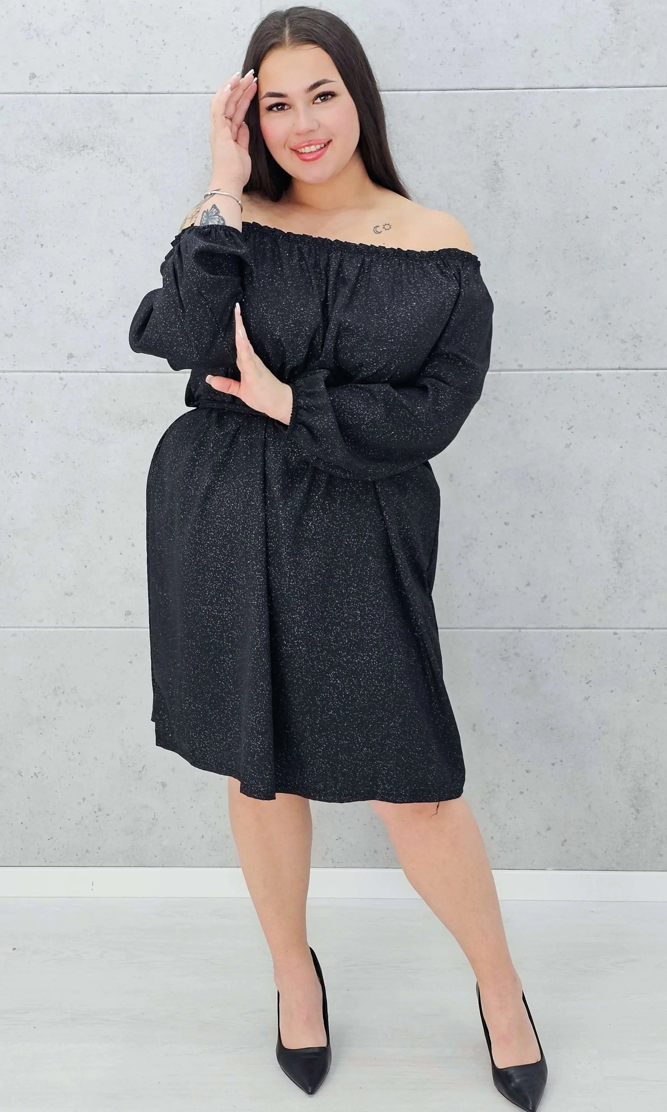 Czarna sukienka z odkrytymi ramionami Stylowa XL