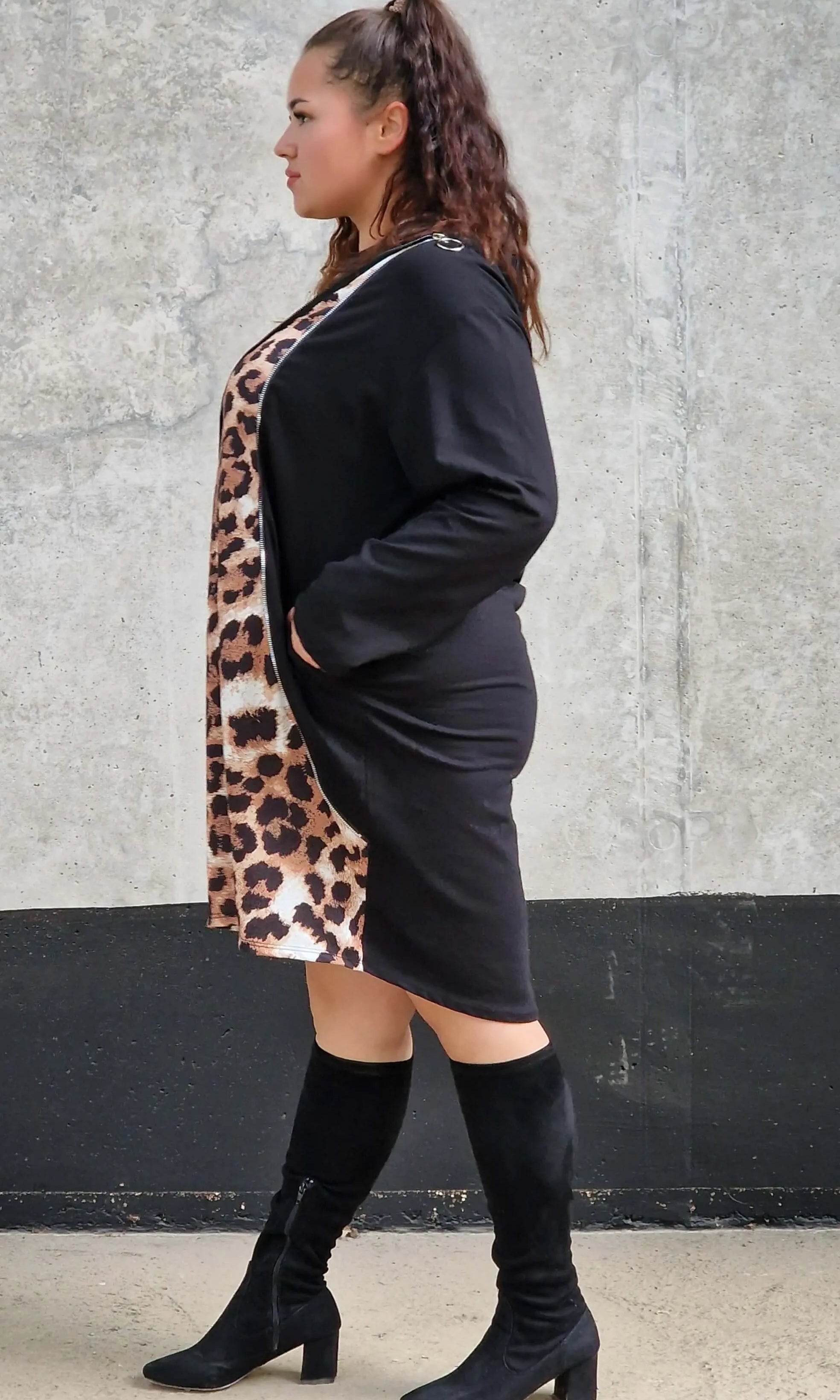 Czarna sukienka z panterkowym akcentem Stylowa XL