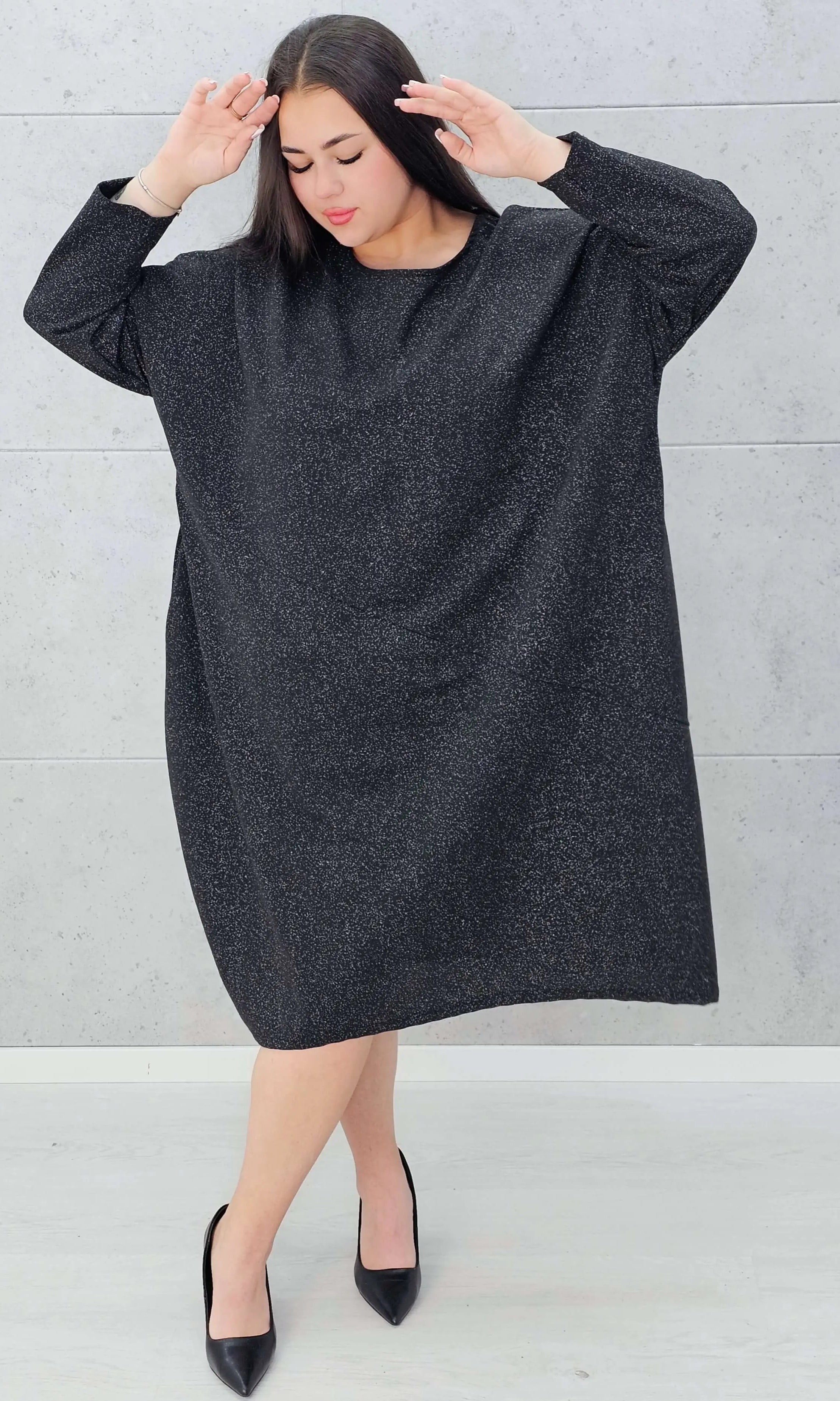 Czarna sukienka z połyskiem Stylowa XL