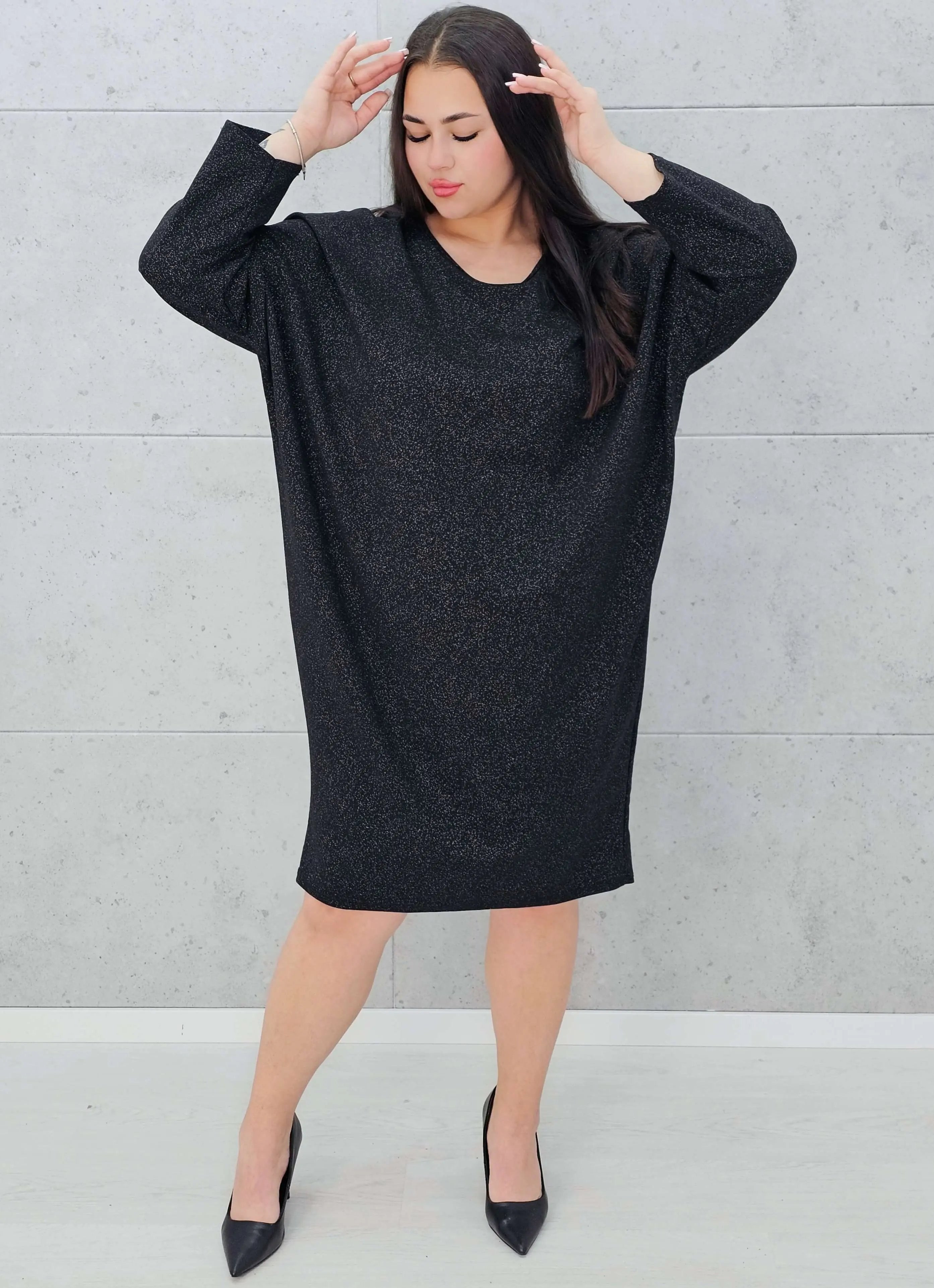 Czarna sukienka z połyskiem i odkrytymi plecami Stylowa XL