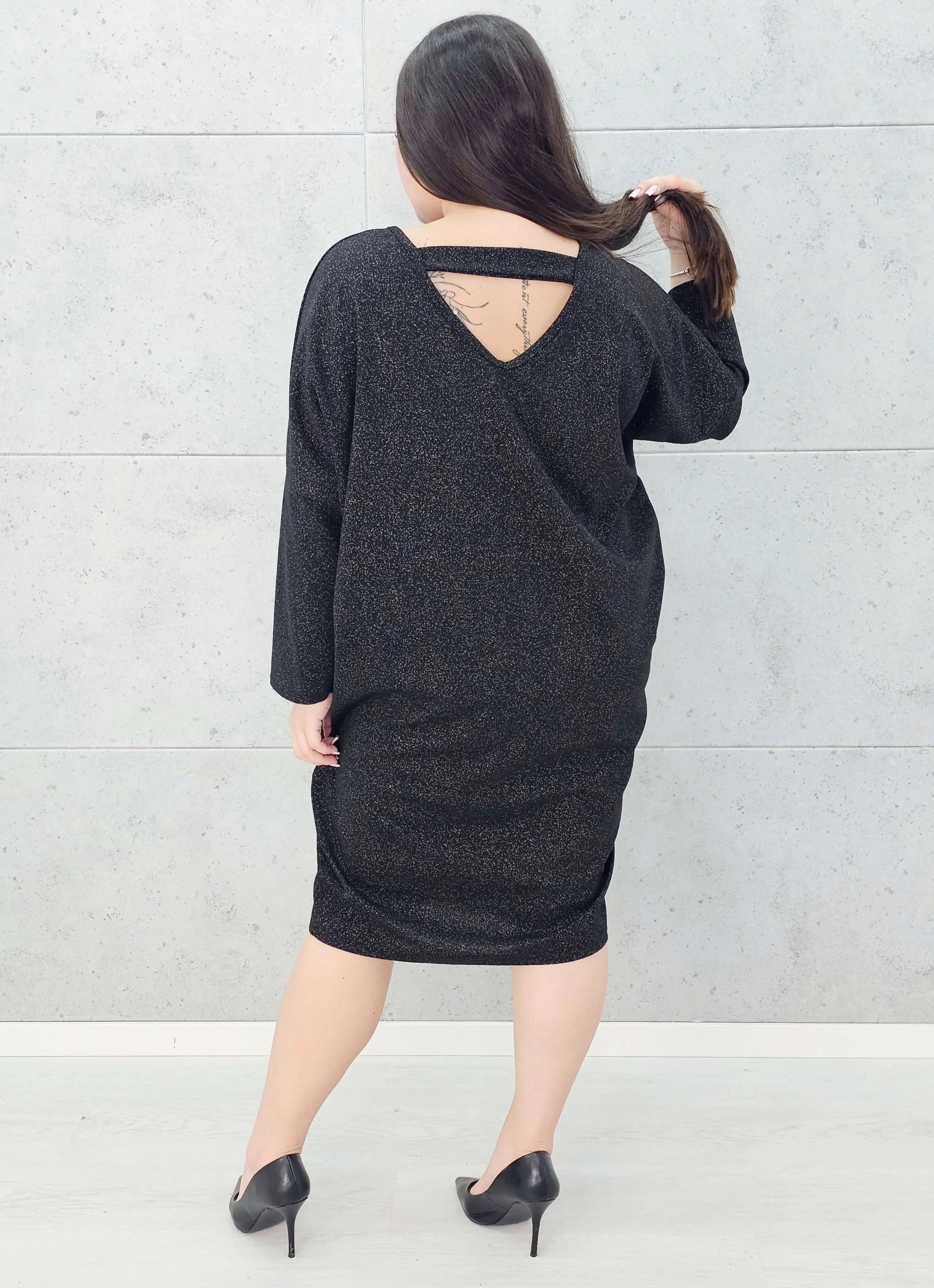 Czarna sukienka z połyskiem i odkrytymi plecami Stylowa XL