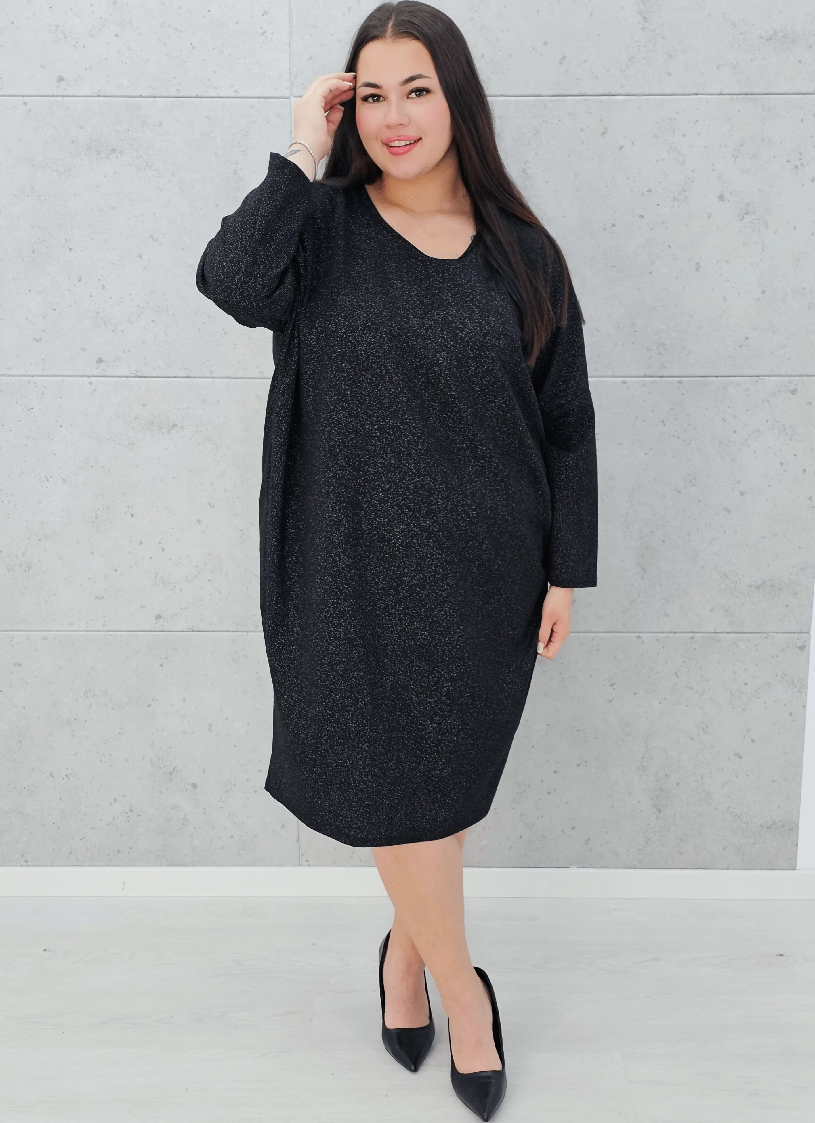 Czarna sukienka z połyskiem i odkrytymi plecami Stylowa XL