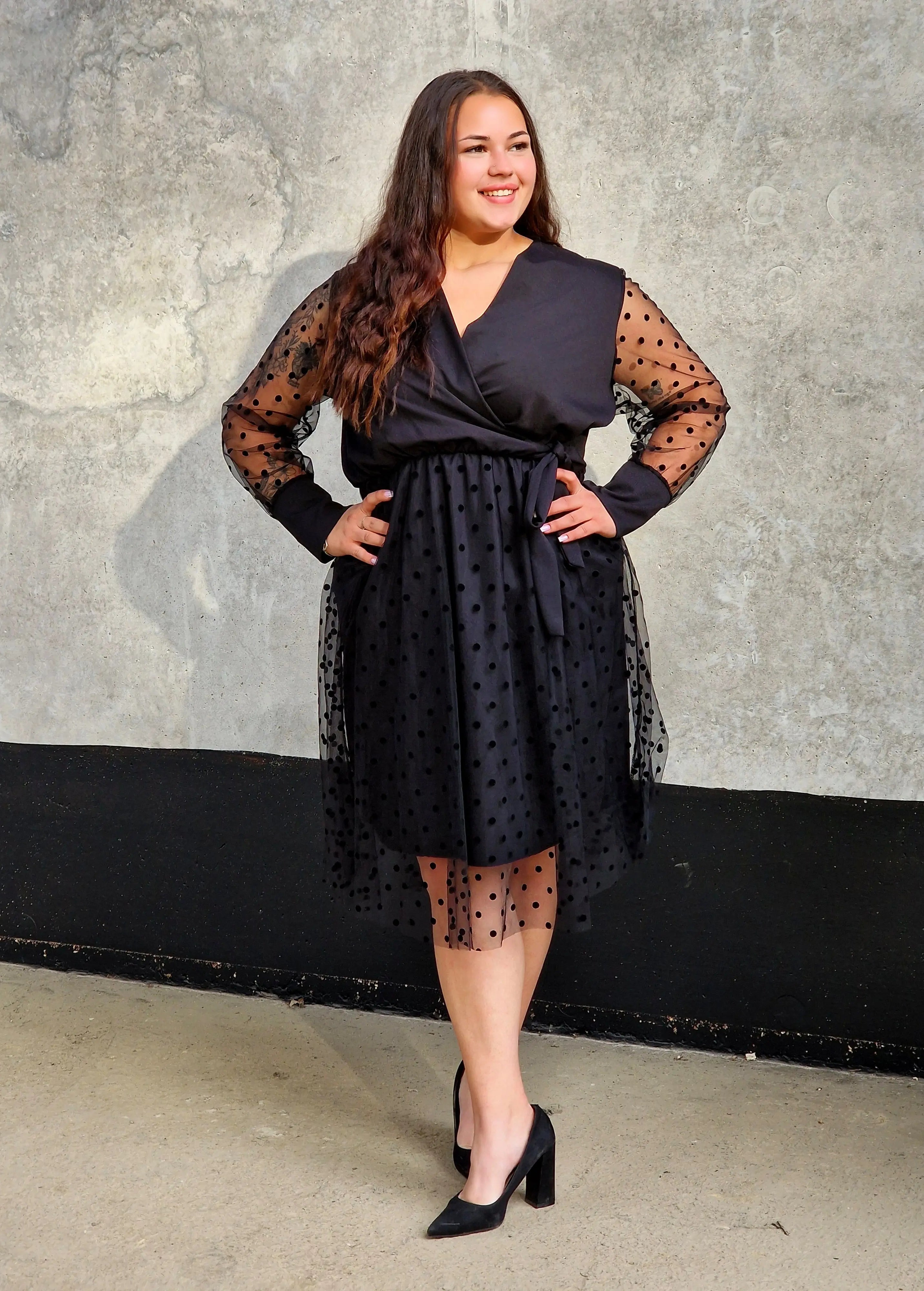 Czarna sukienka z tiulem w groszki Stylowa XL