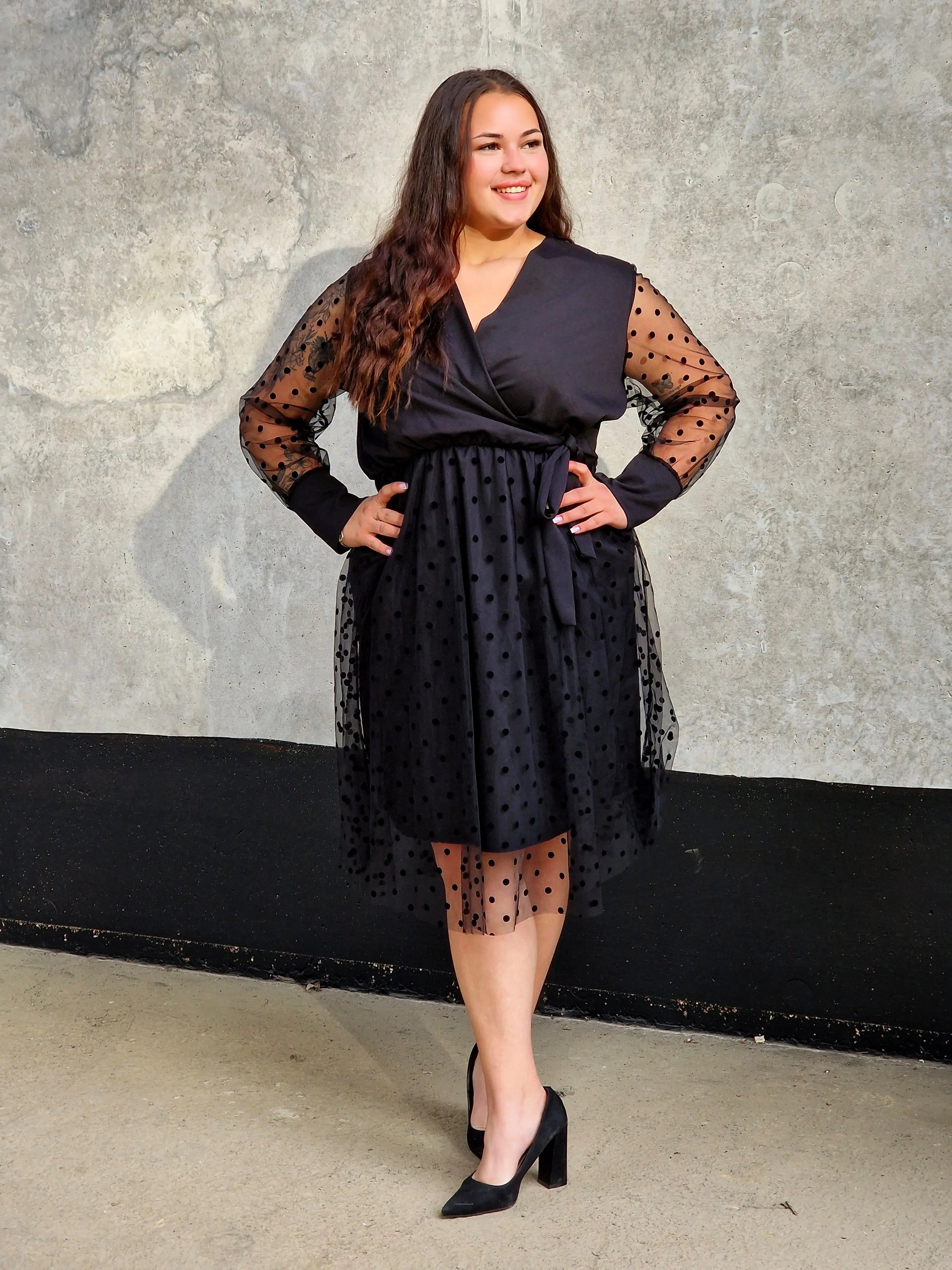 Czarna sukienka z tiulem w groszki Stylowa XL