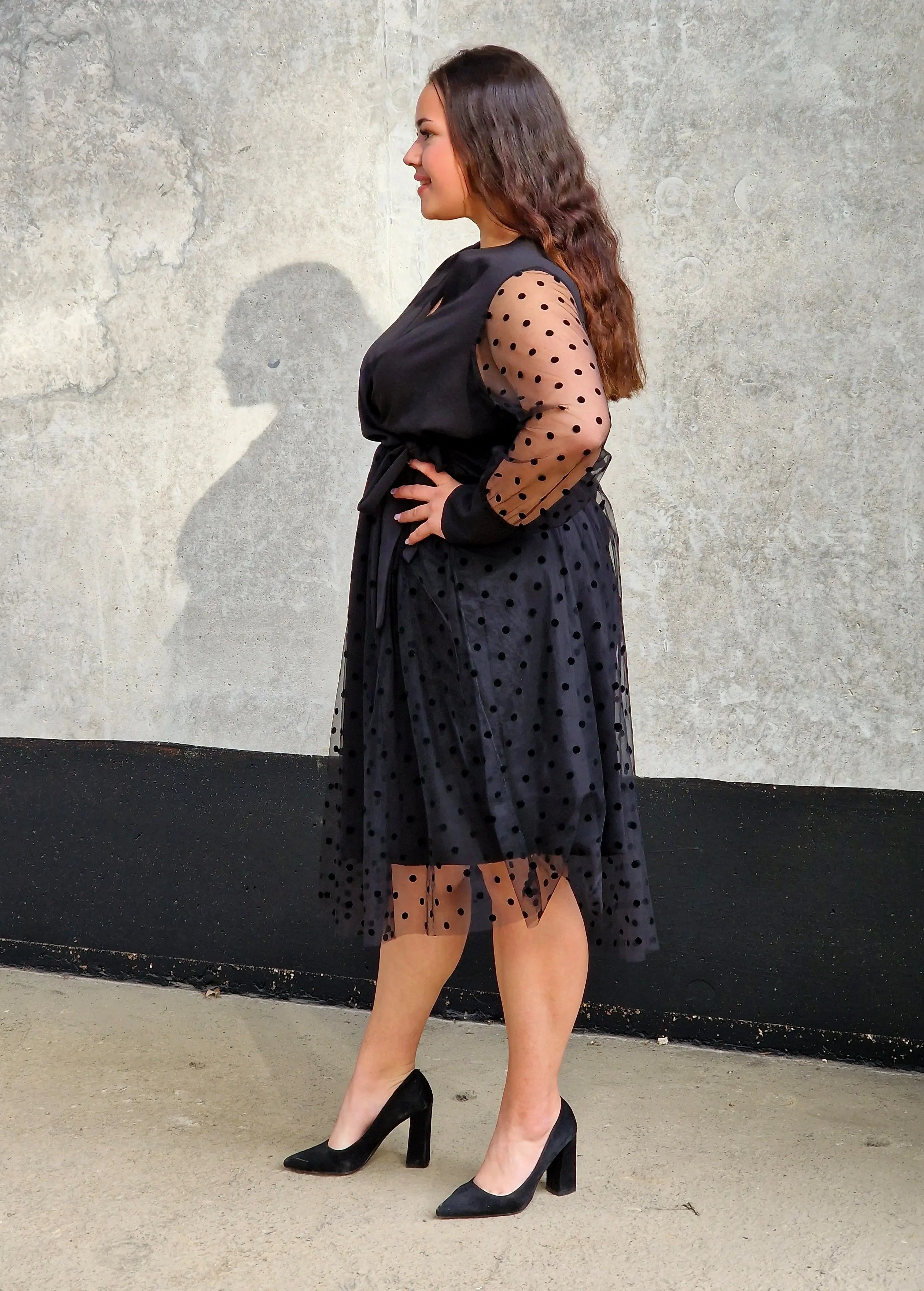 Czarna sukienka z tiulem w groszki Stylowa XL