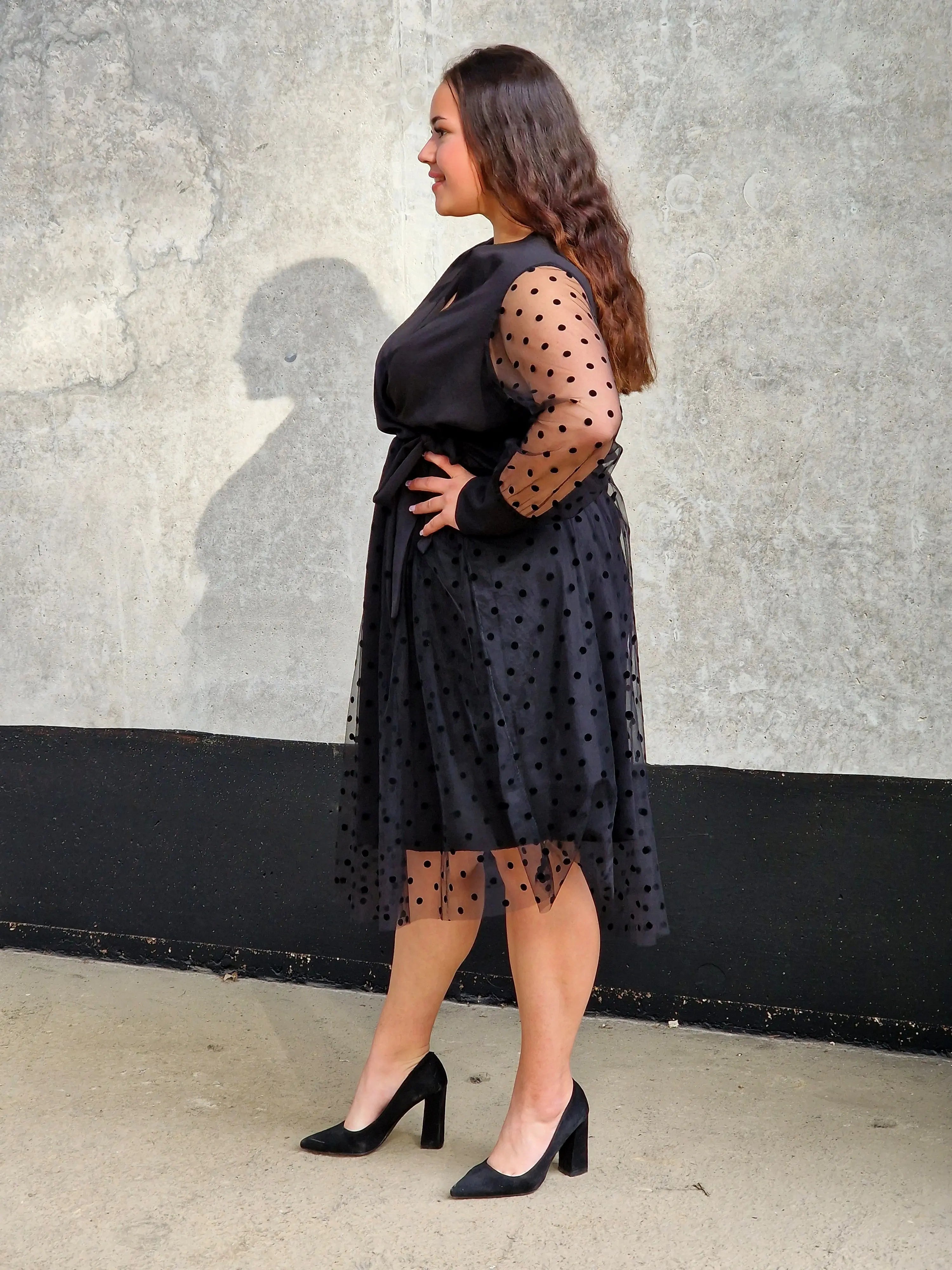 Czarna sukienka z tiulem w groszki Stylowa XL