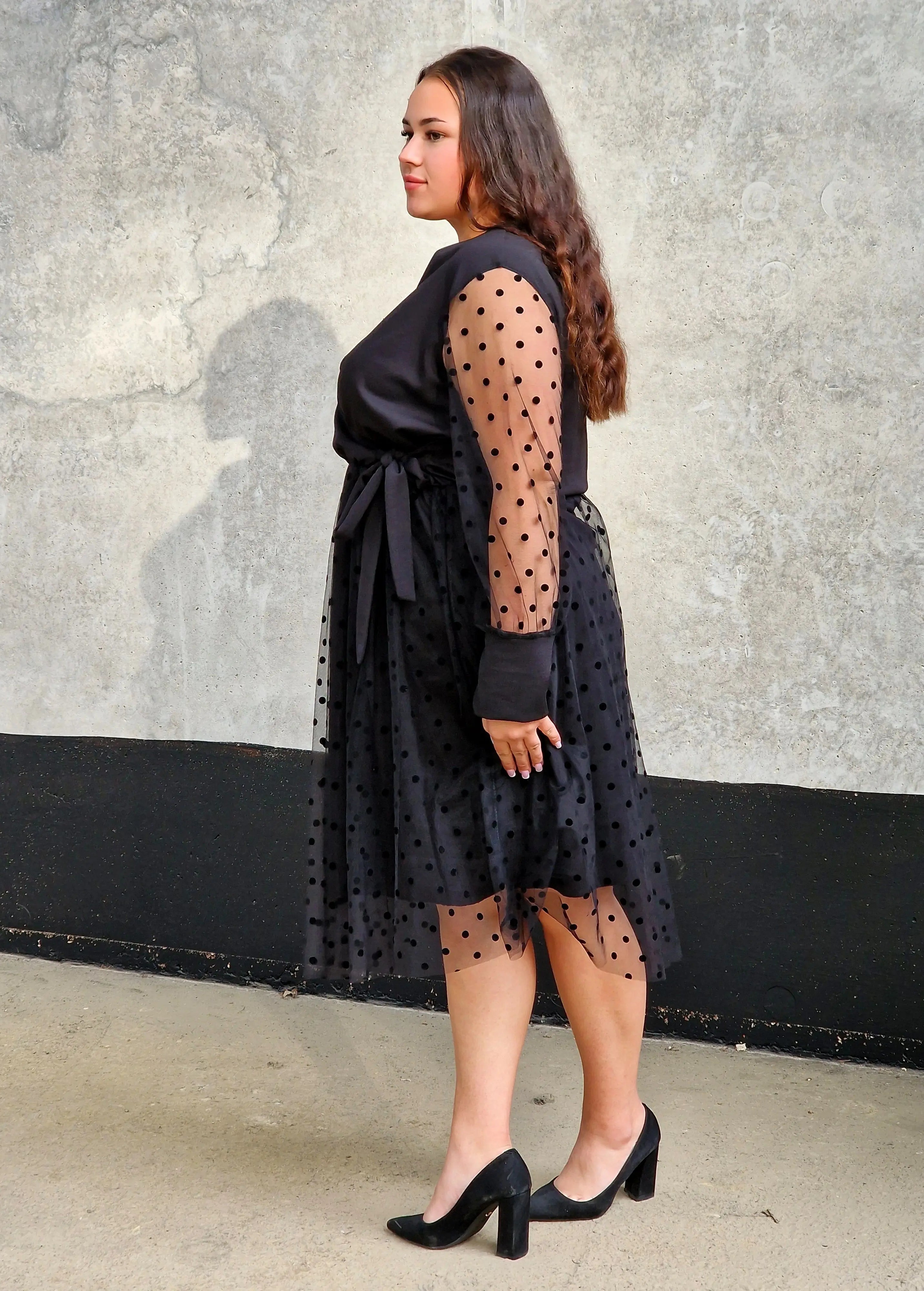 Czarna sukienka z tiulem w groszki Stylowa XL
