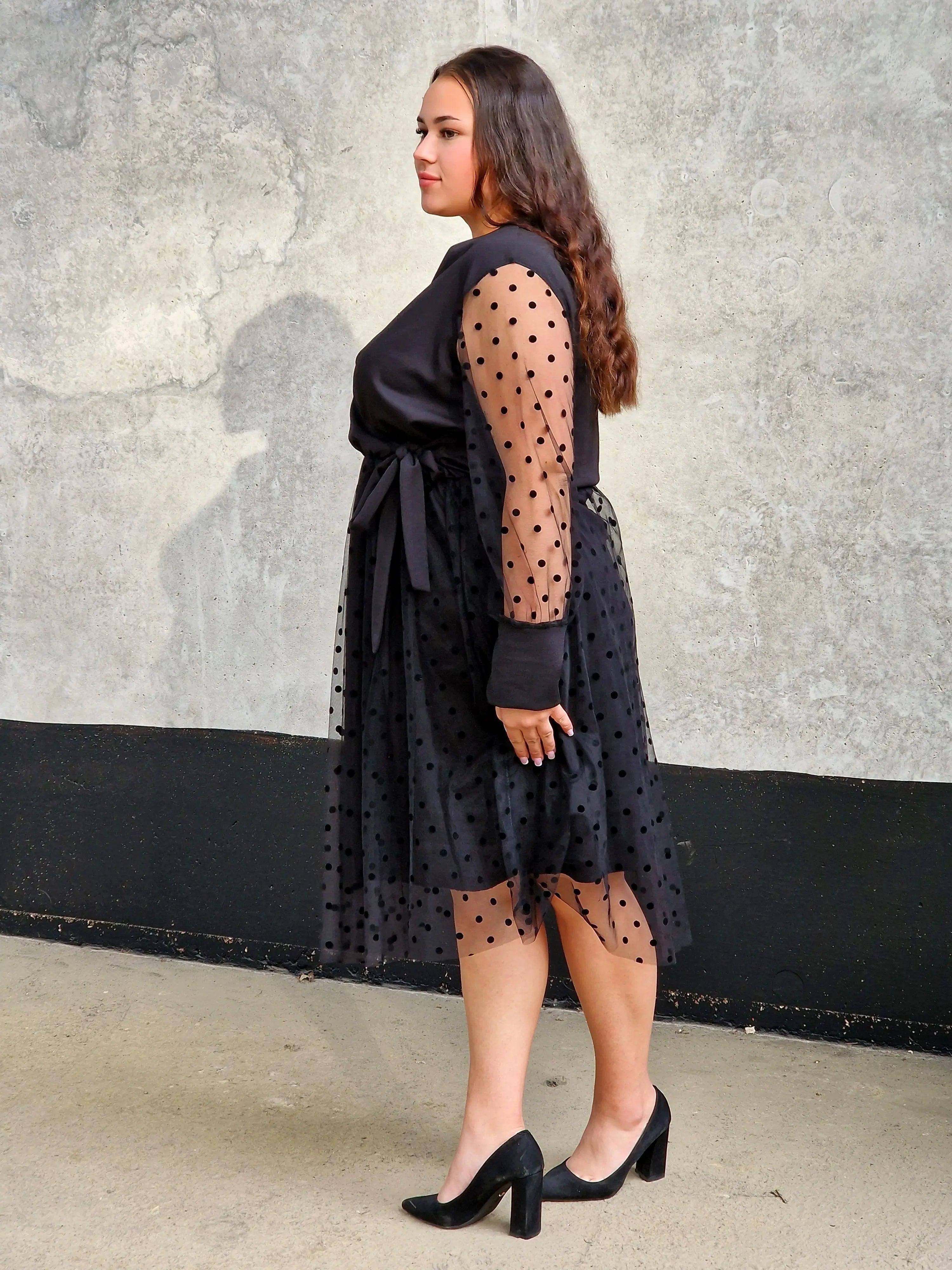 Czarna sukienka z tiulem w groszki Stylowa XL
