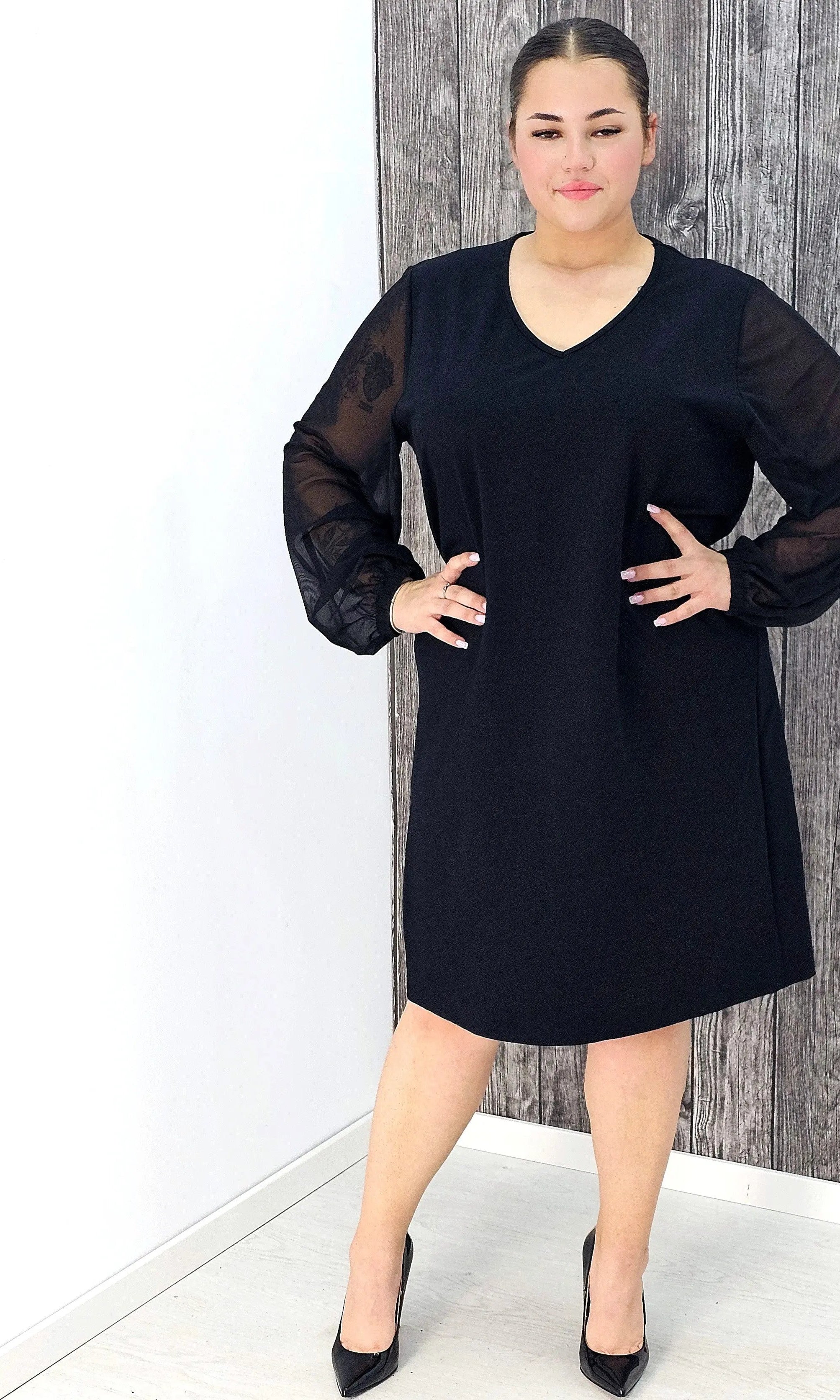 Czarna sukienka z tiulowym rękawem i haftem motyla Stylowa XL