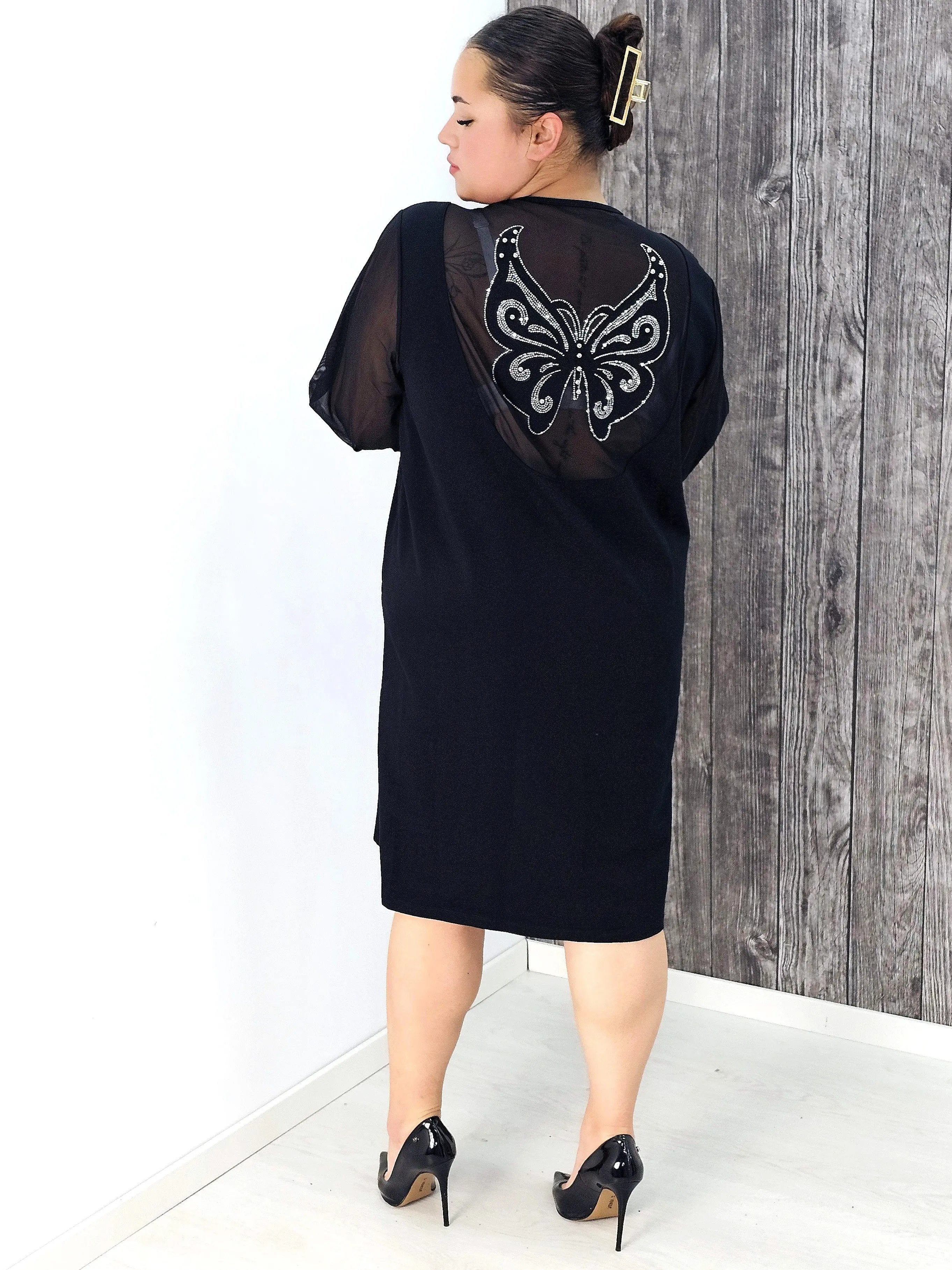 Czarna sukienka z tiulowym rękawem i haftem motyla Stylowa XL