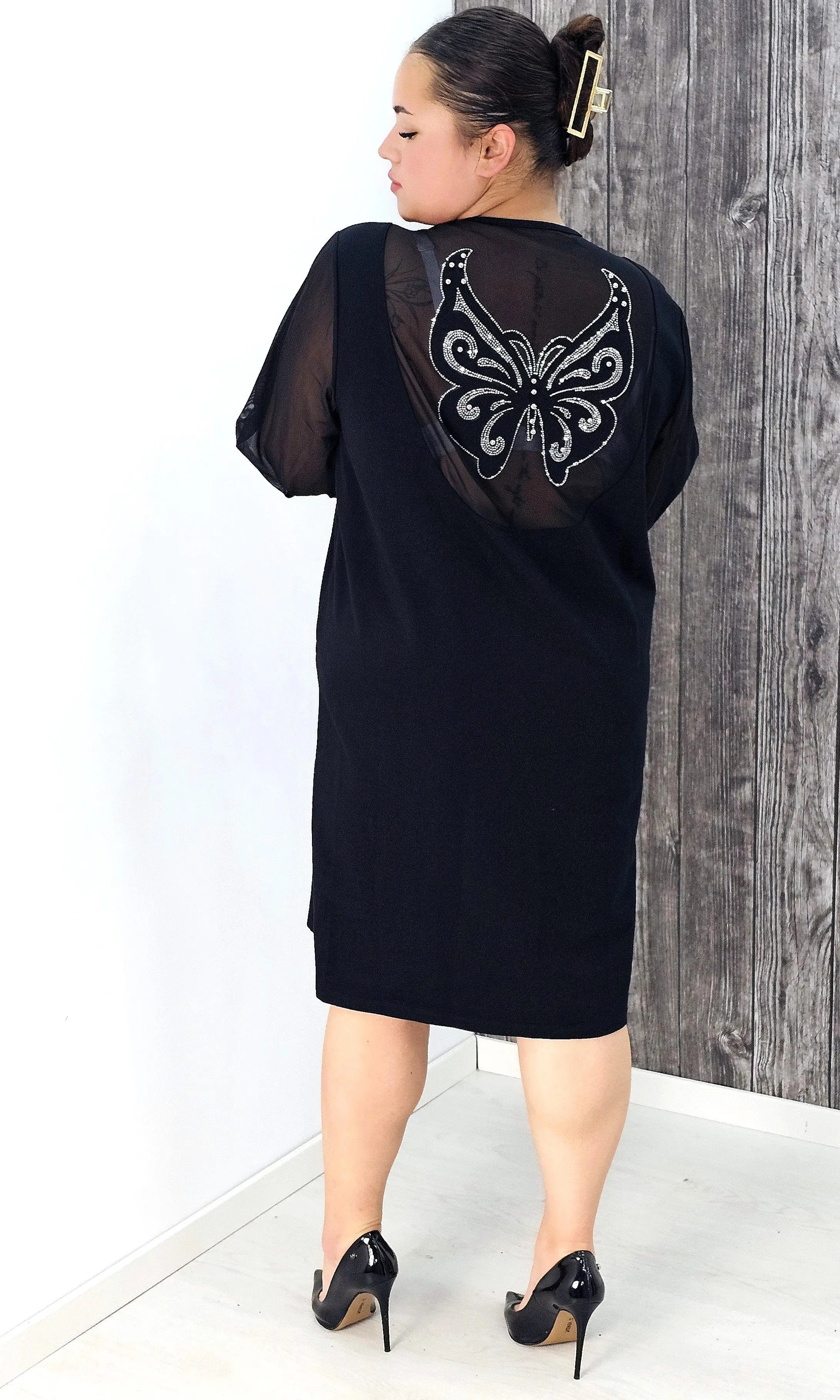 Czarna sukienka z tiulowym rękawem i haftem motyla Stylowa XL