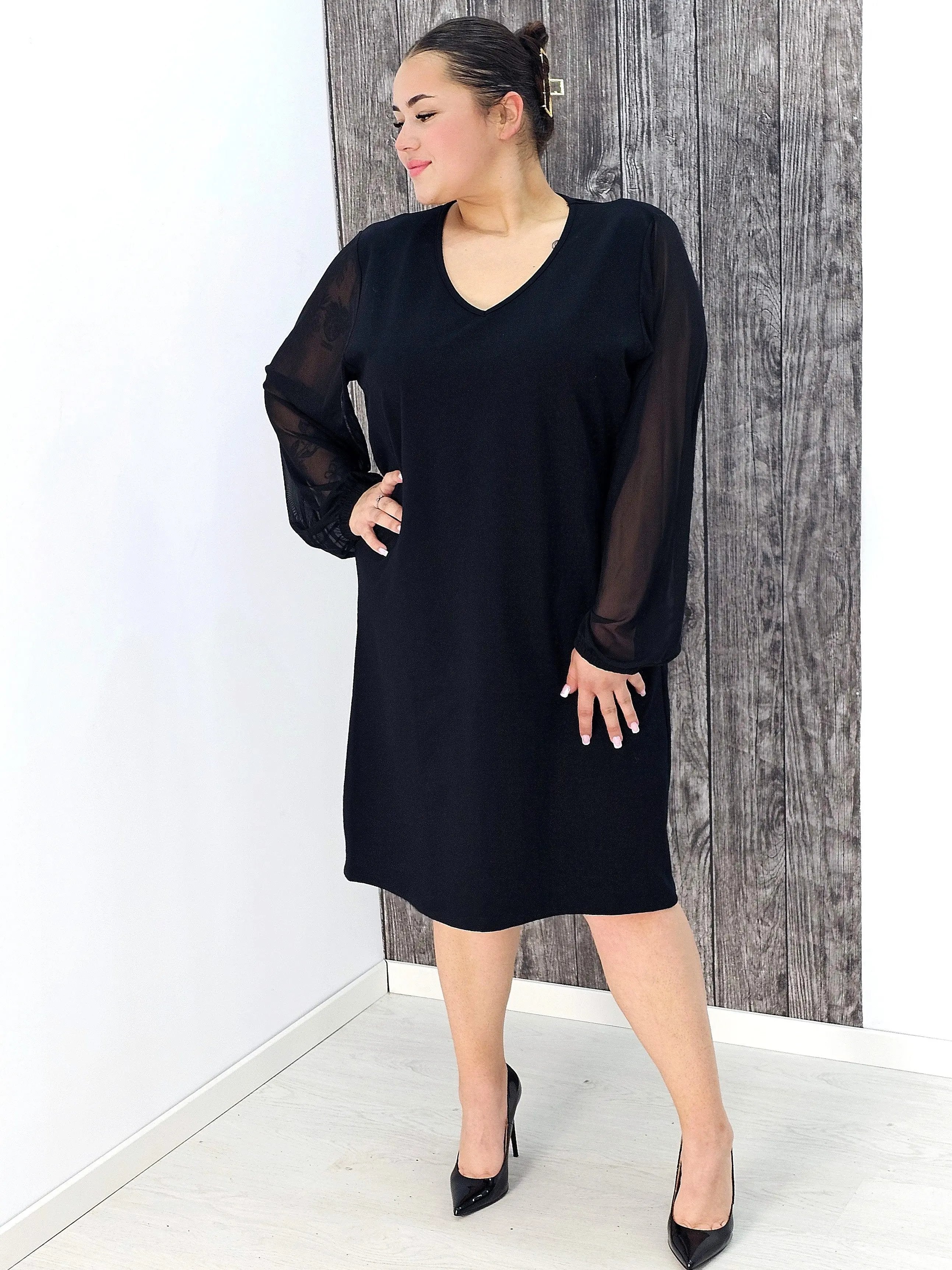 Czarna sukienka z tiulowym rękawem i haftem motyla Stylowa XL