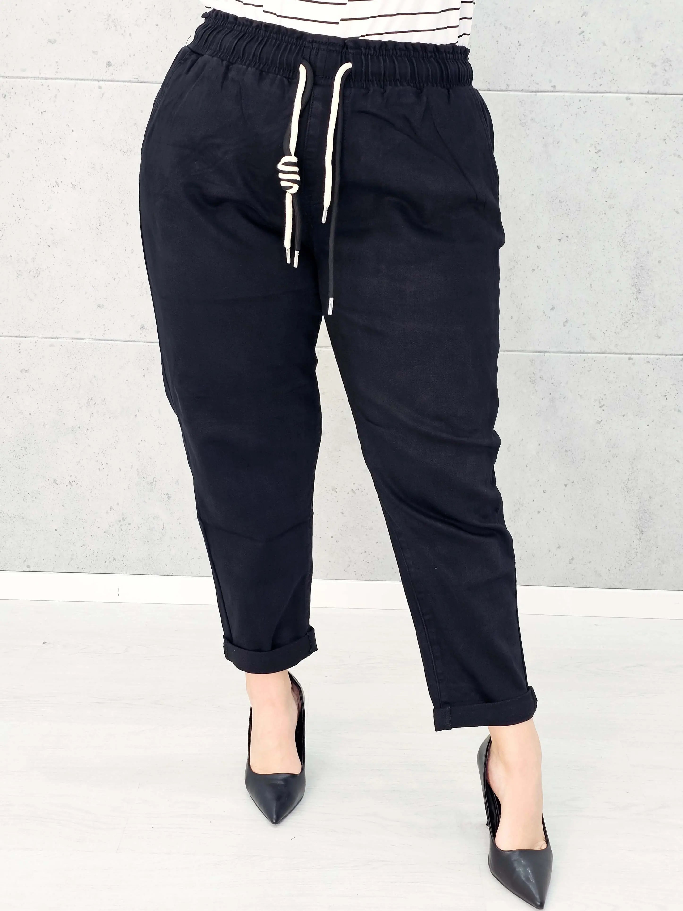 Czarne spodnie StylowaXL – komfort, elegancja i styl w modzie plus size Stylowa XL