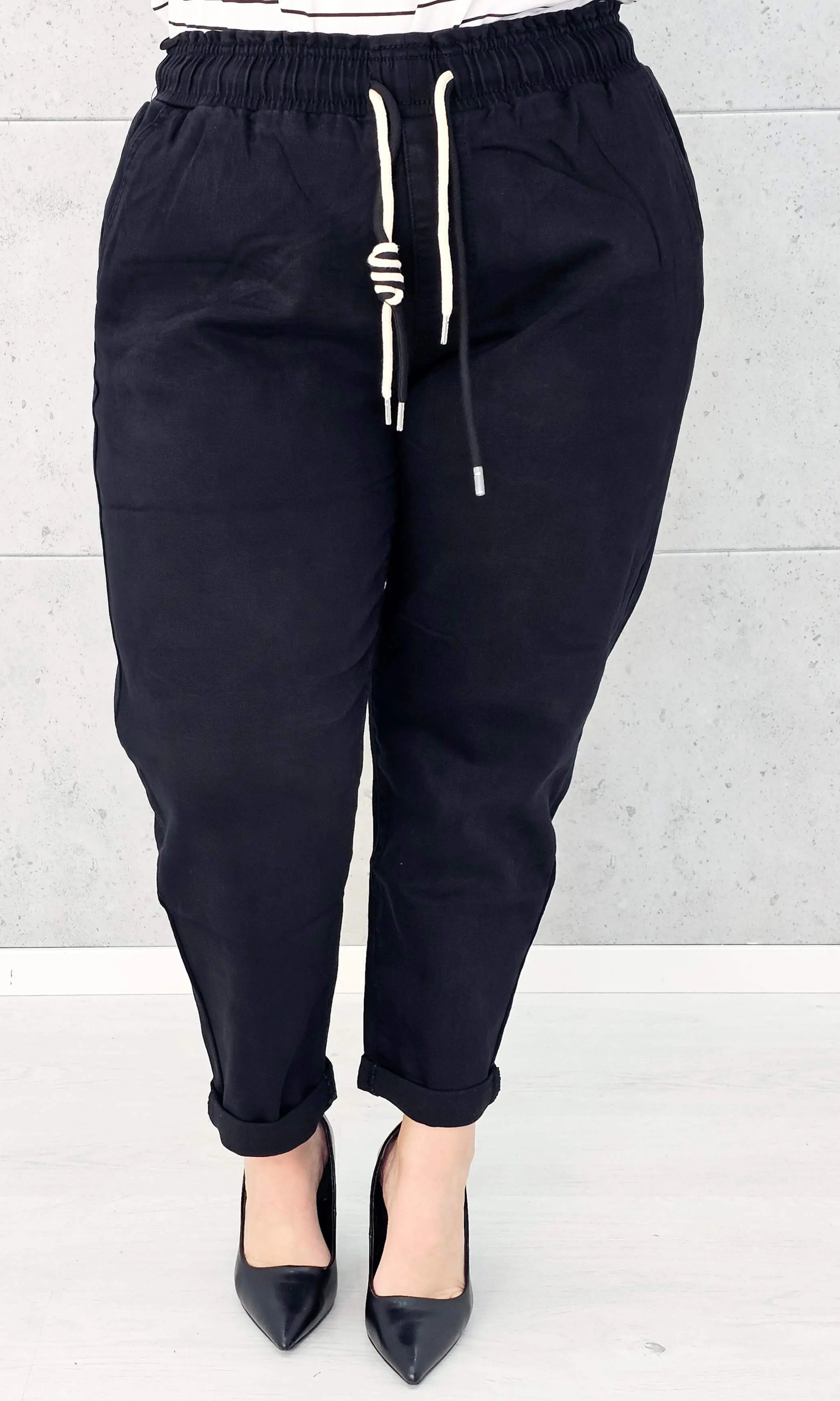 Czarne spodnie StylowaXL – komfort, elegancja i styl w modzie plus size Stylowa XL