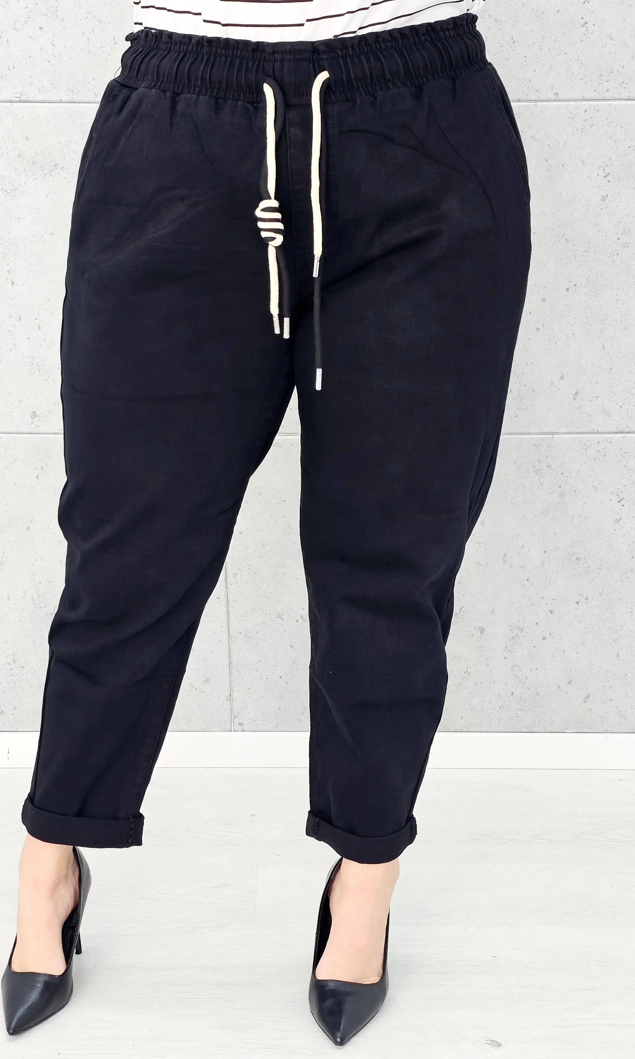 Czarne spodnie StylowaXL – komfort, elegancja i styl w modzie plus size Stylowa XL