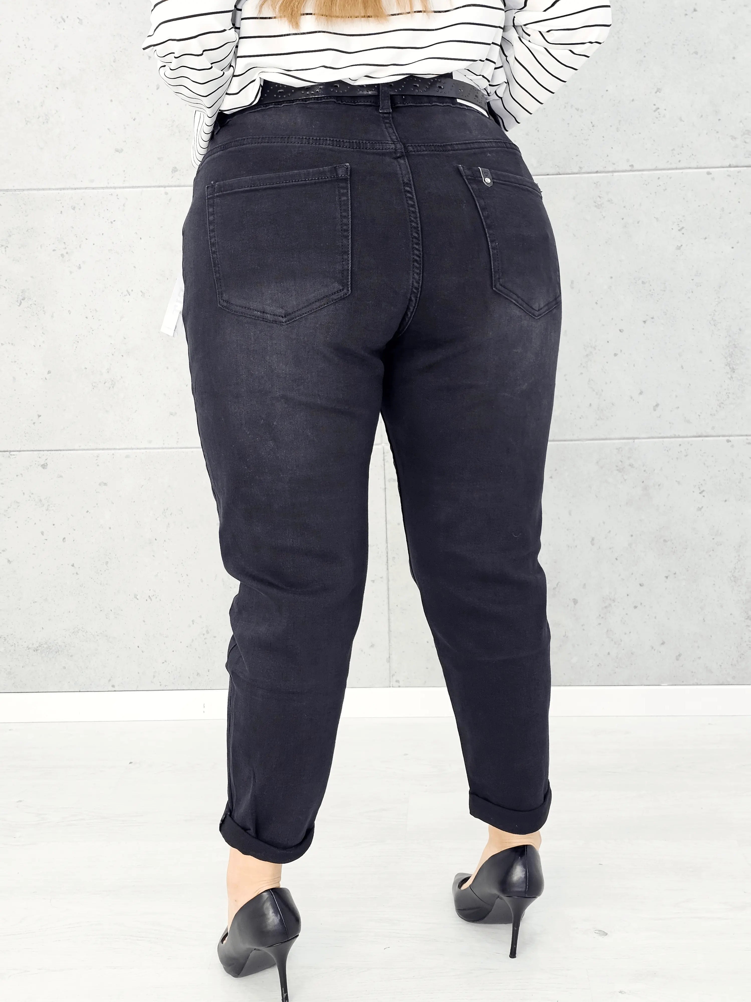 Czarne spodnie jeansowe StylowaXL Mom Fit – idealne dopasowanie w modzie plus size. Stylowa XL