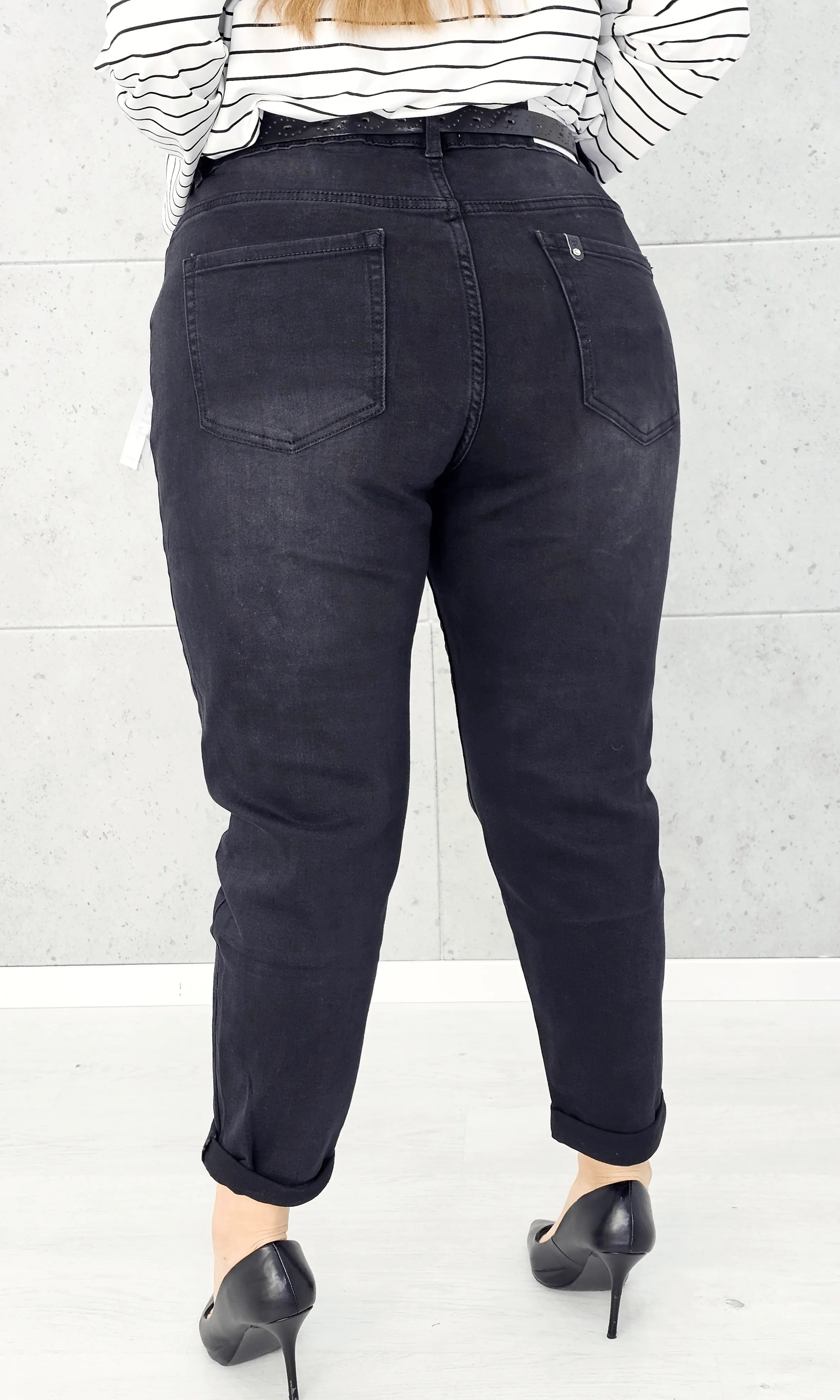 Czarne spodnie jeansowe StylowaXL Mom Fit – idealne dopasowanie w modzie plus size. Stylowa XL