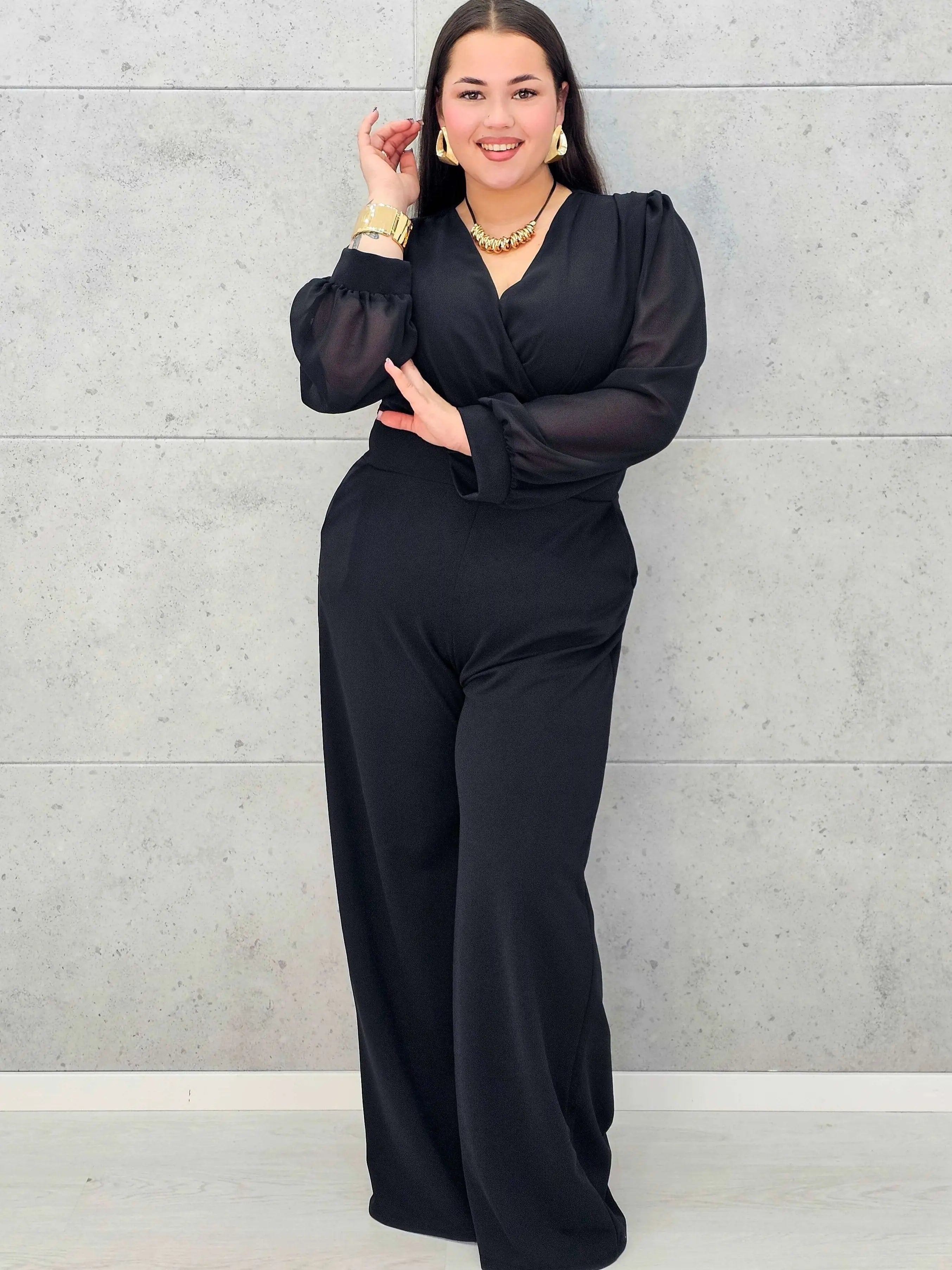 Czarny kombinezon plus size z kopertowym dekoltem i szerokimi nogawkami - Stylowa XL