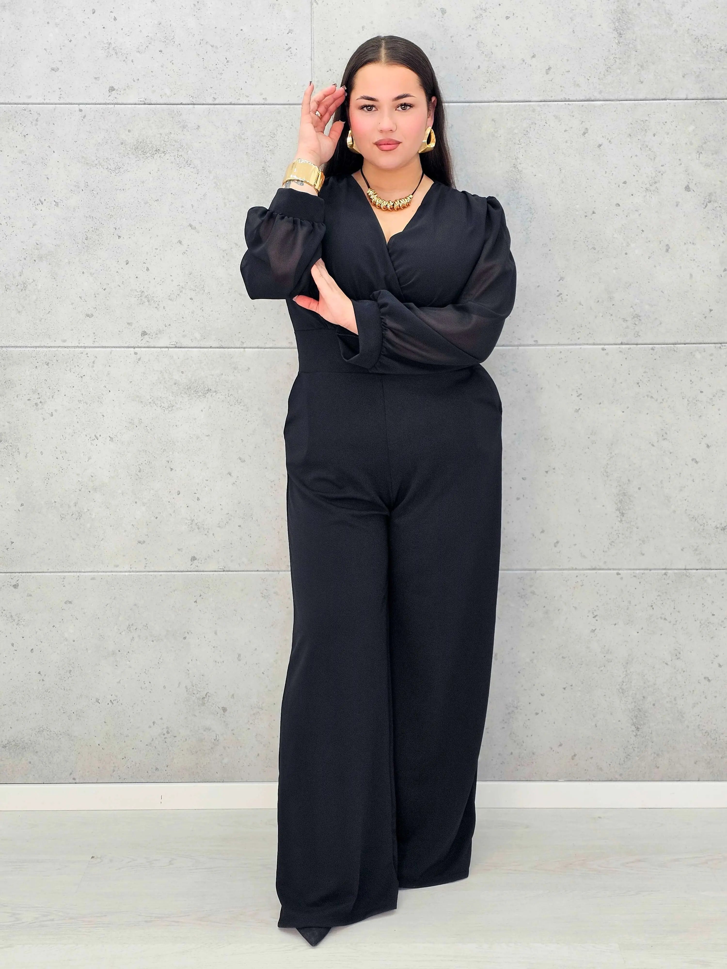 Czarny kombinezon plus size z kopertowym dekoltem i szerokimi nogawkami - Stylowa XL