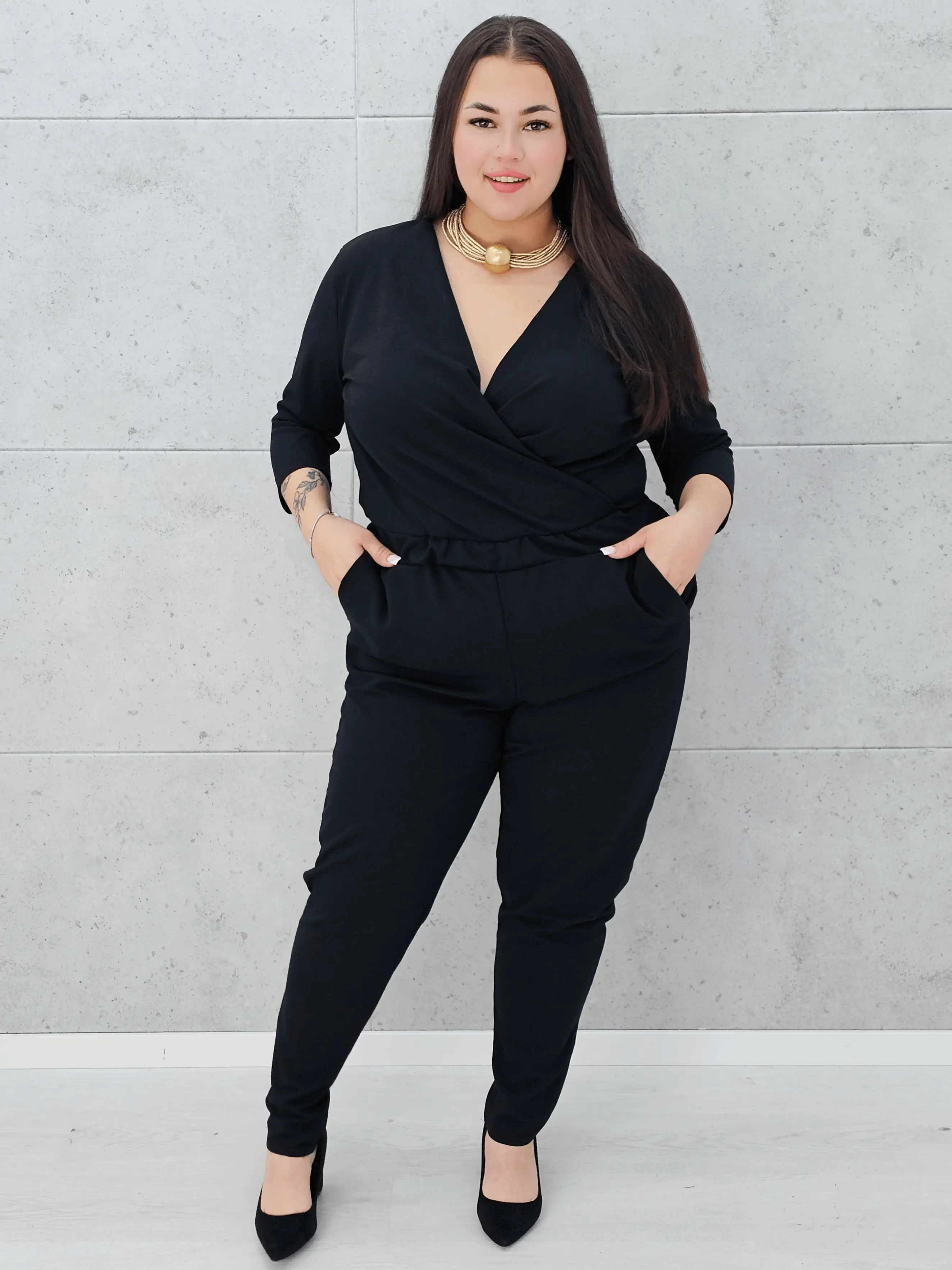 Czarny kombinezon z kopertowym dekoltem Stylowa XL