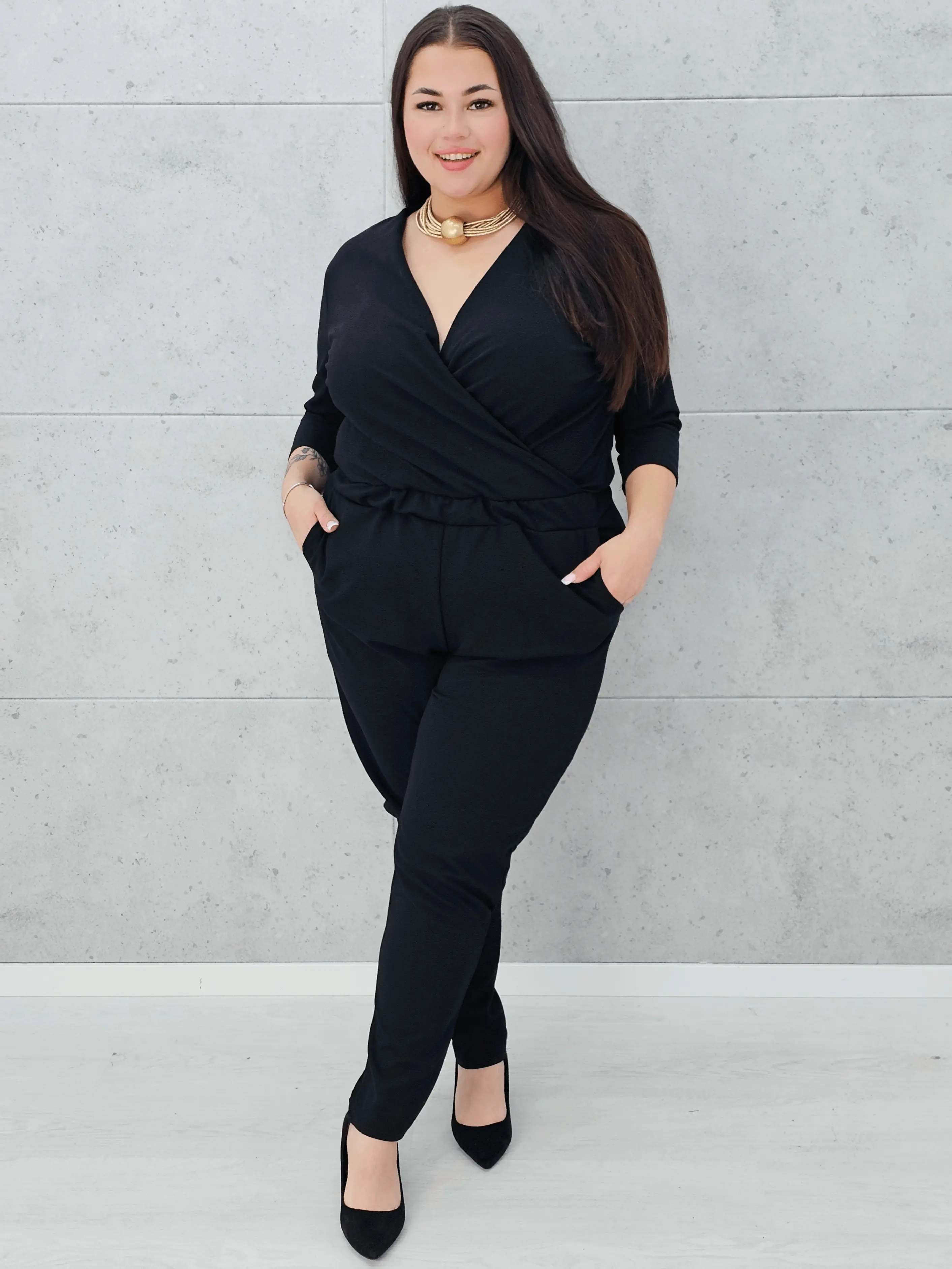 Czarny kombinezon z kopertowym dekoltem Stylowa XL