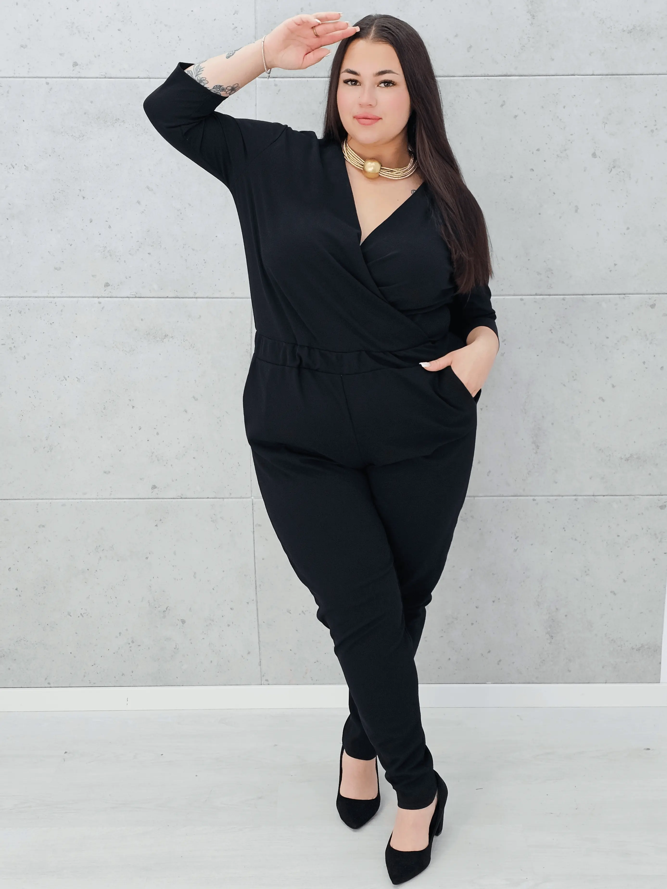 Czarny kombinezon z kopertowym dekoltem Stylowa XL