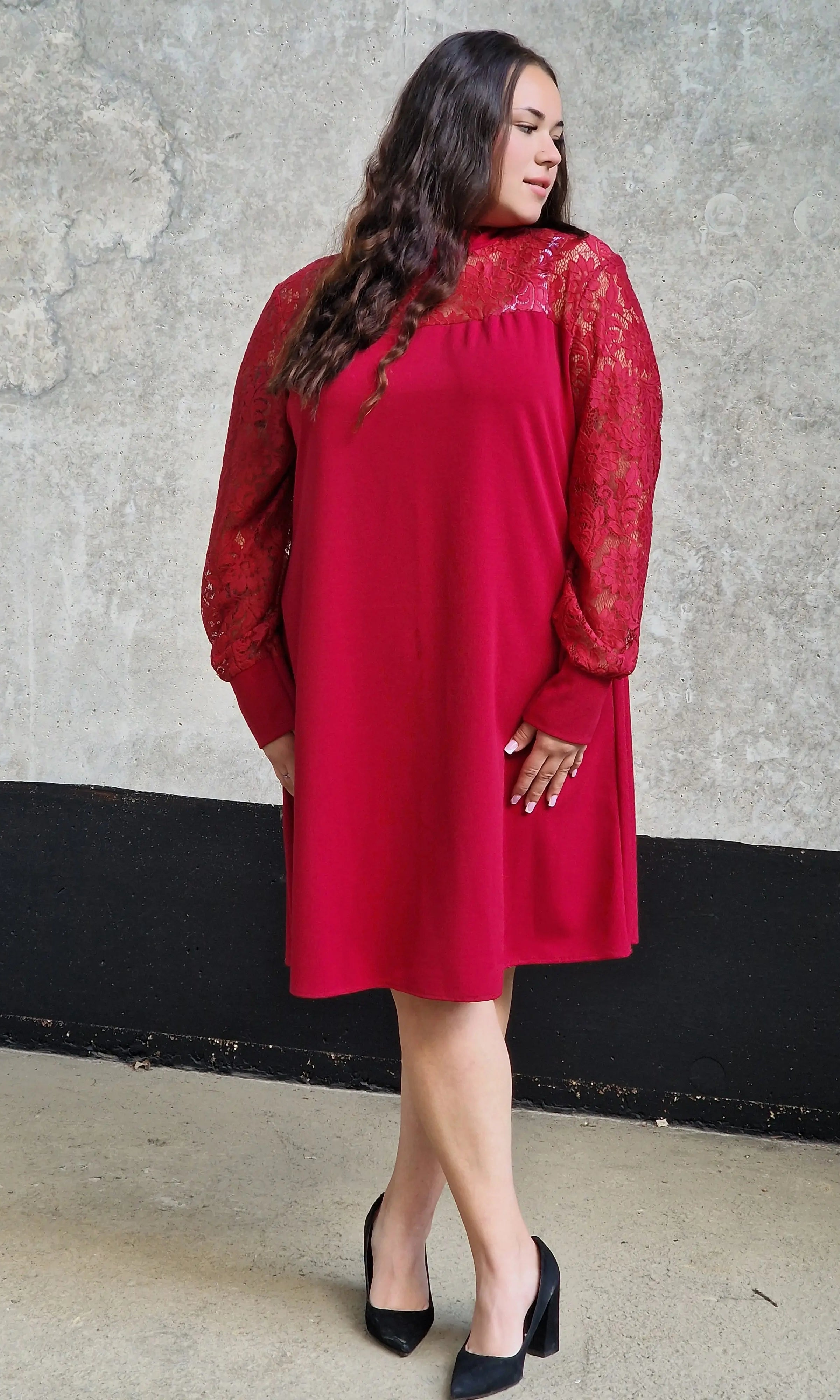 Czerwona sukienka plus size z koronką – elegancja i kobiecy urok Stylowa XL