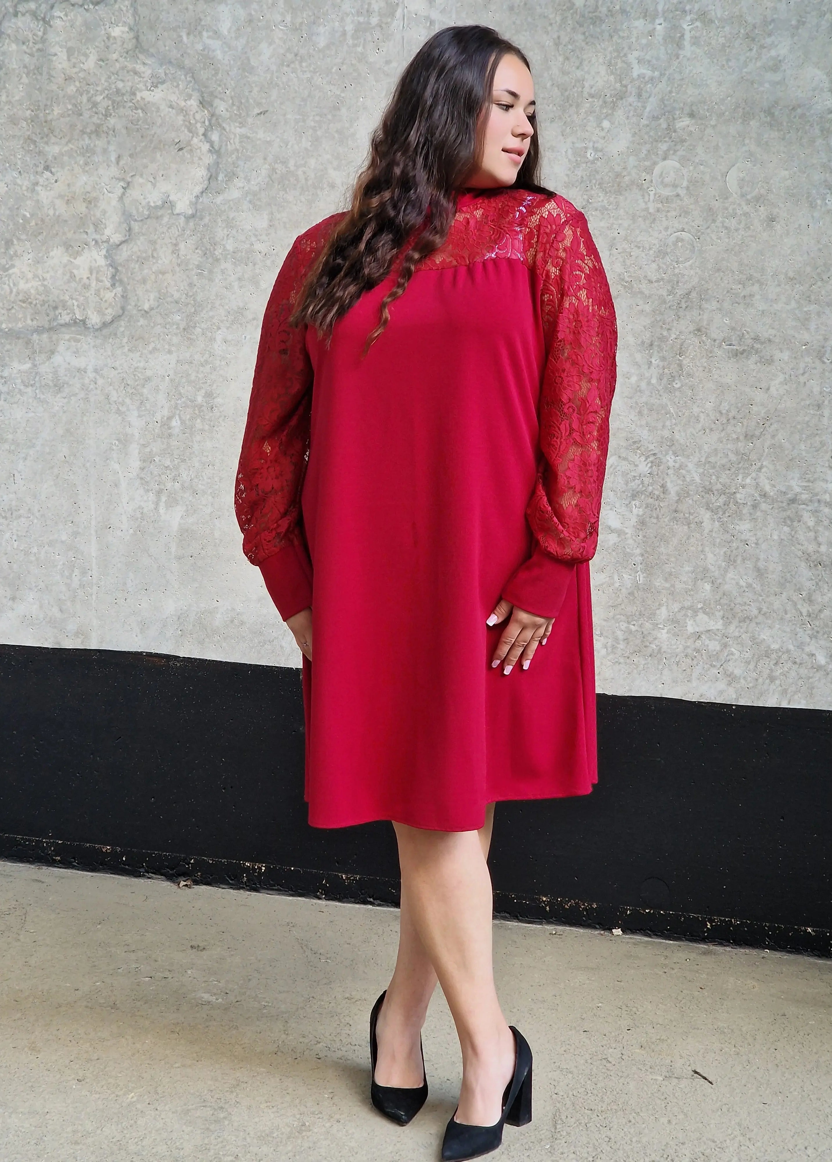 Czerwona sukienka plus size z koronką – elegancja i kobiecy urok Stylowa XL