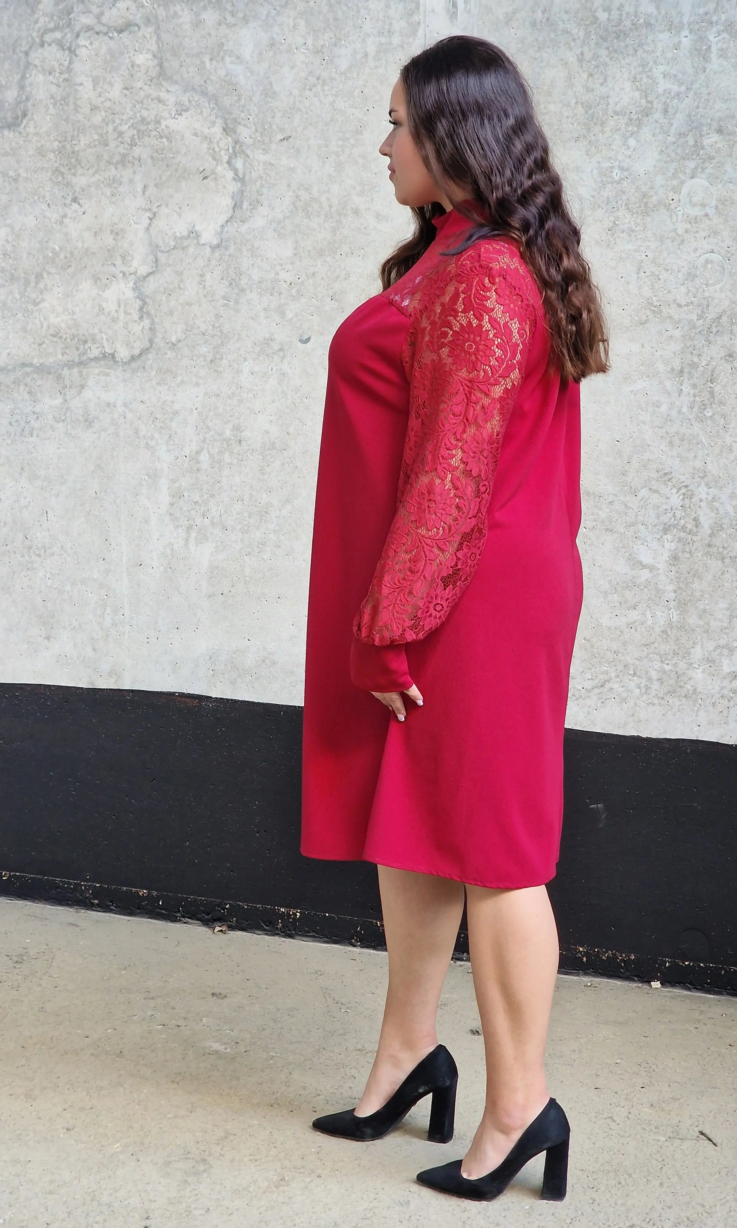 Czerwona sukienka plus size z koronką – elegancja i kobiecy urok Stylowa XL