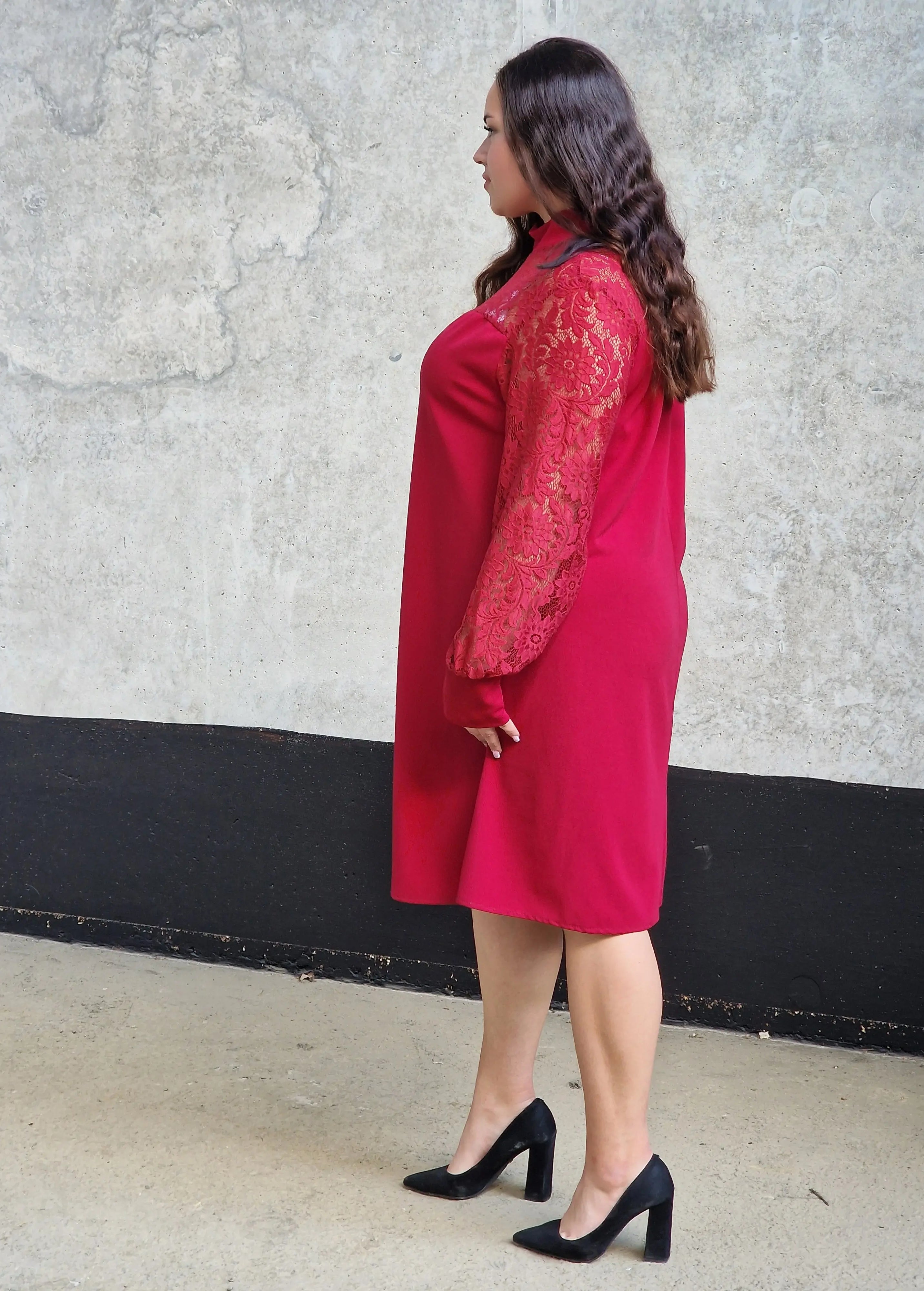 Czerwona sukienka plus size z koronką – elegancja i kobiecy urok Stylowa XL