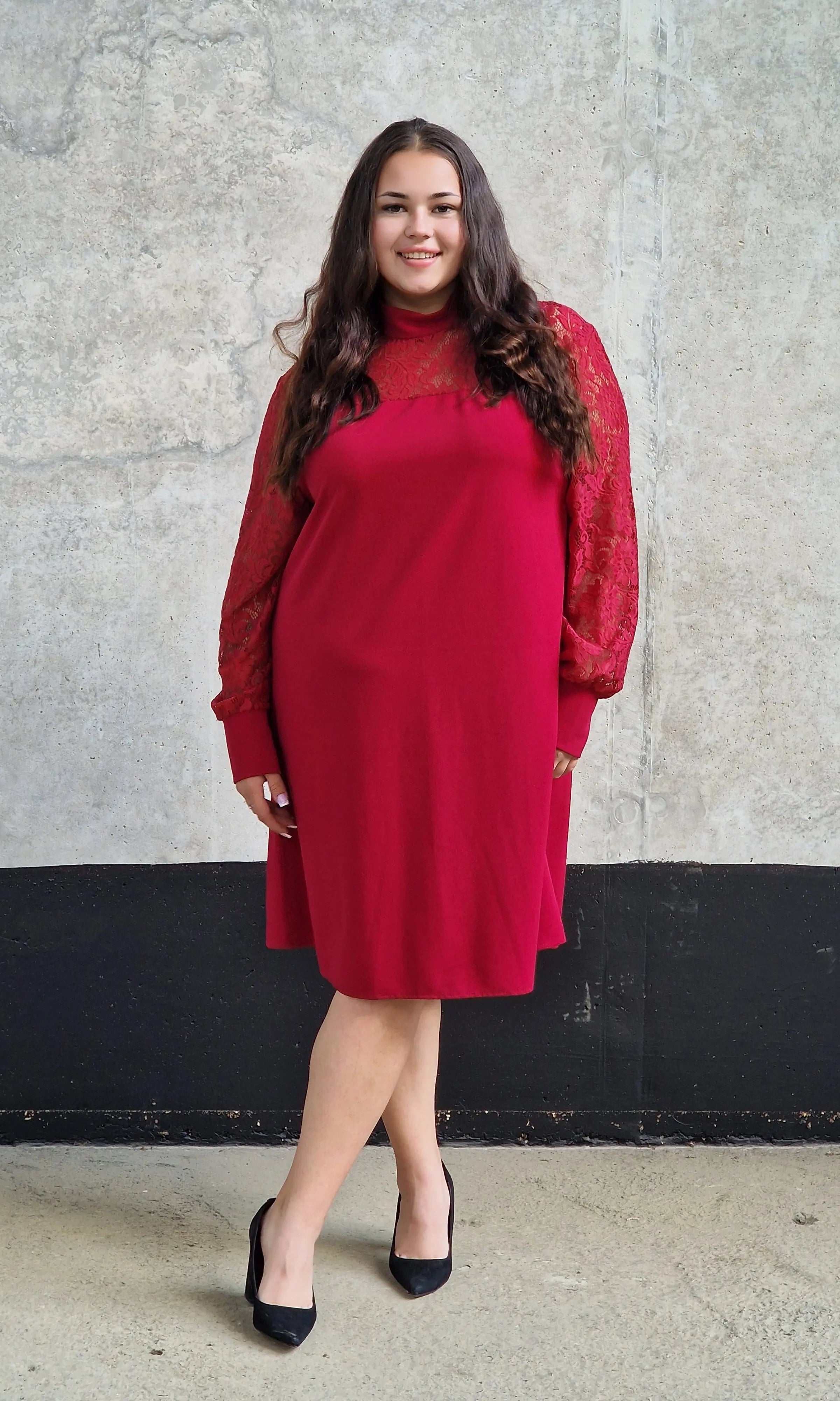 Czerwona sukienka plus size z koronką – elegancja i kobiecy urok Stylowa XL