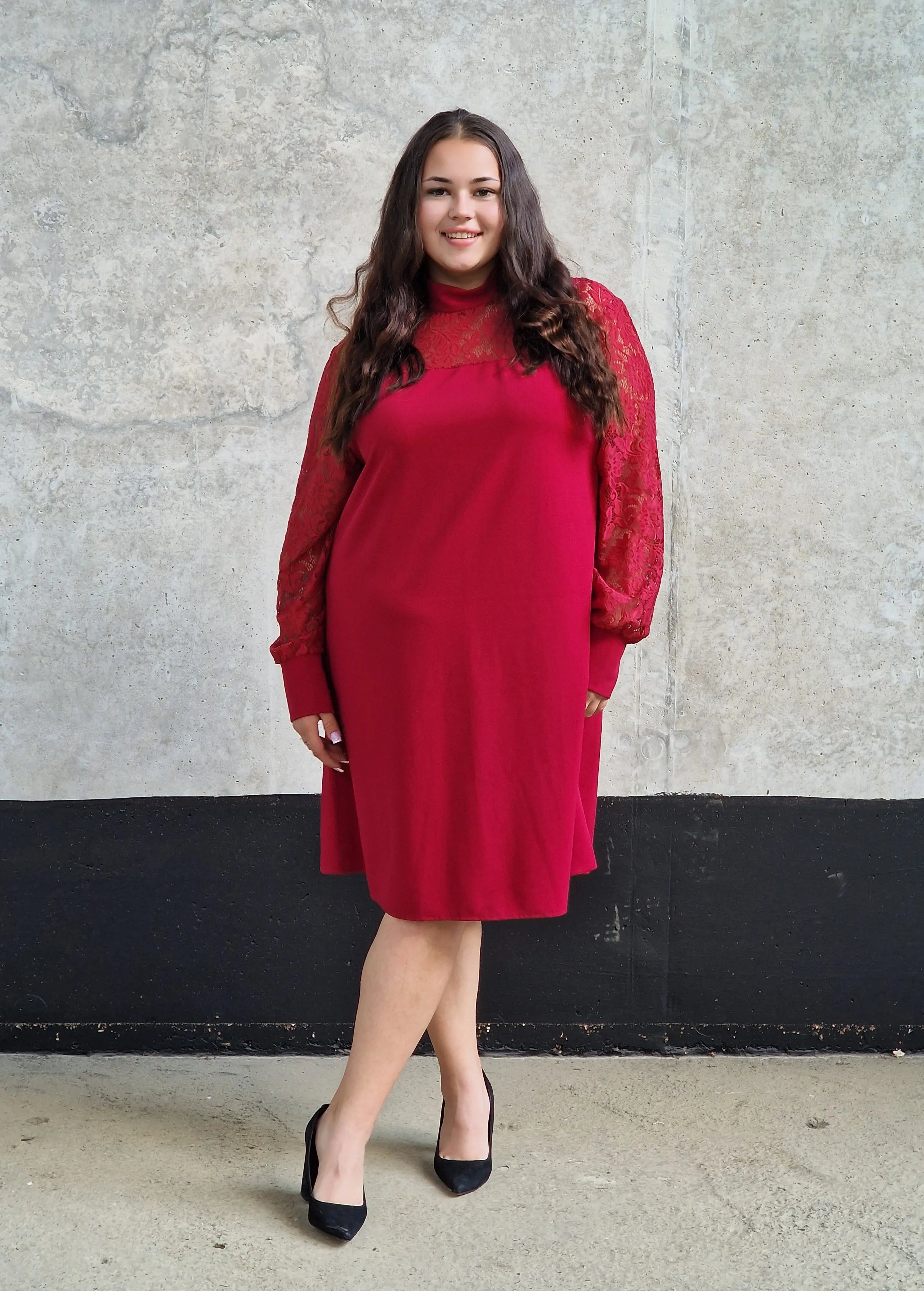 Czerwona sukienka plus size z koronką – elegancja i kobiecy urok Stylowa XL