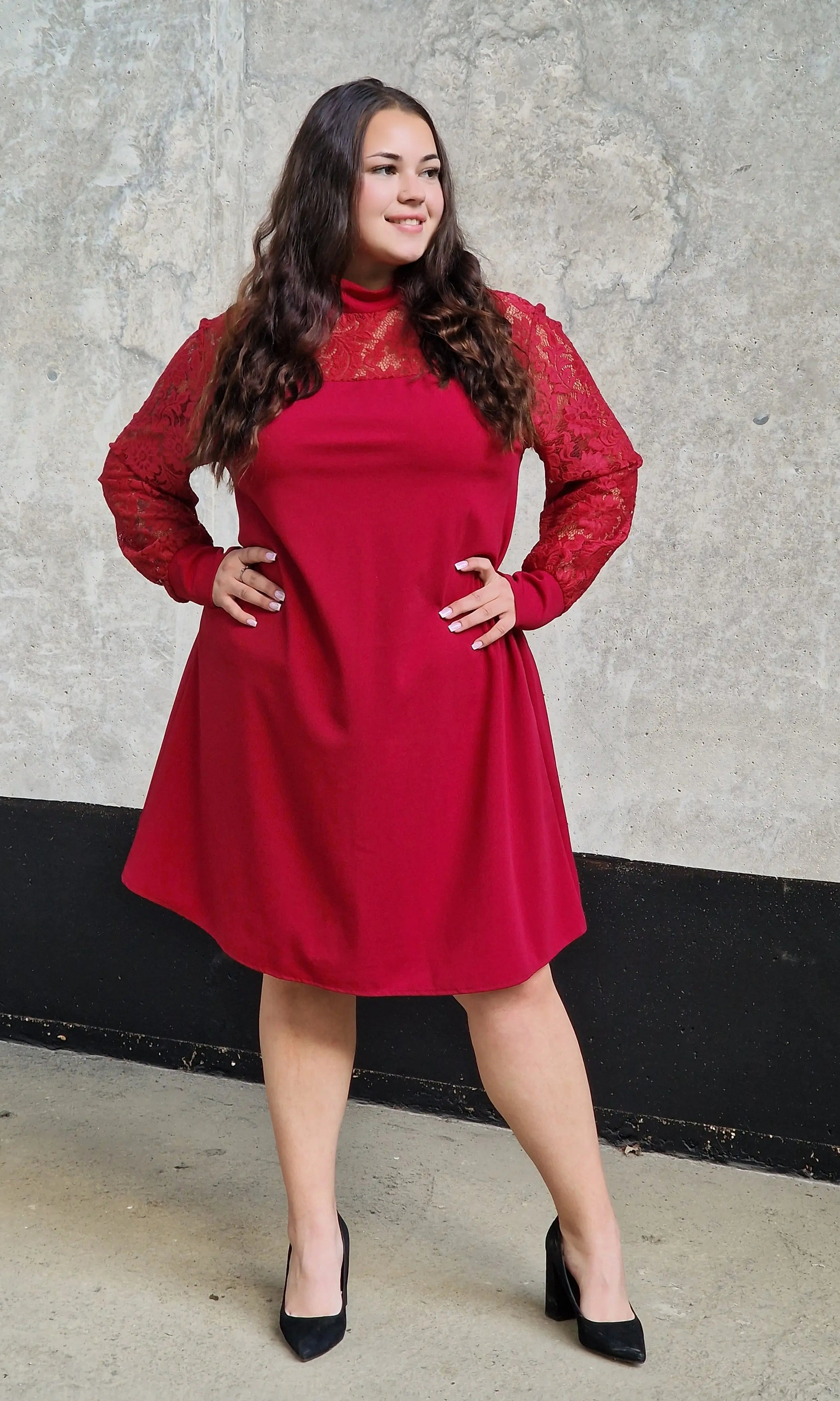 Czerwona sukienka plus size z koronką – elegancja i kobiecy urok Stylowa XL
