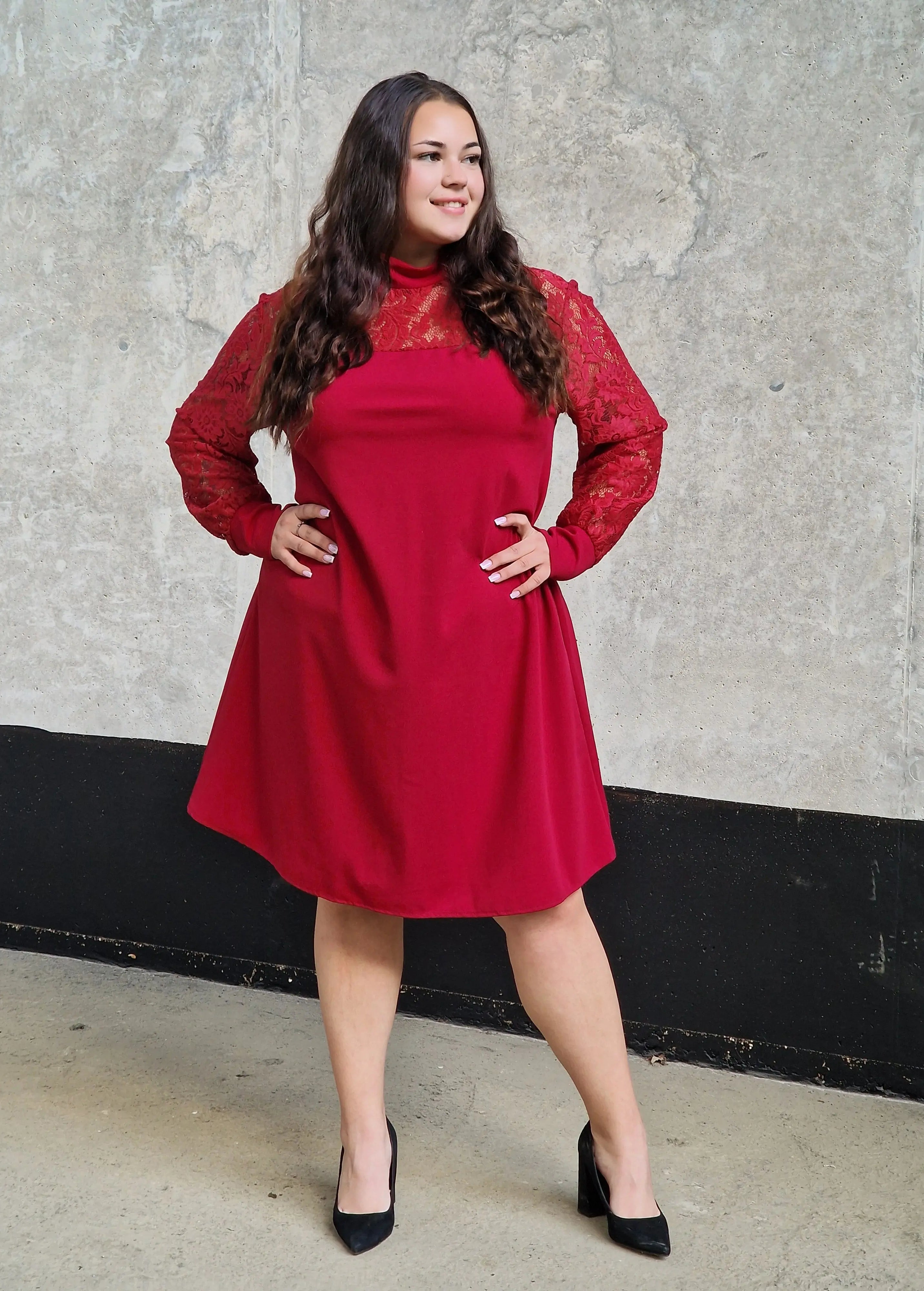 Czerwona sukienka plus size z koronką – elegancja i kobiecy urok Stylowa XL