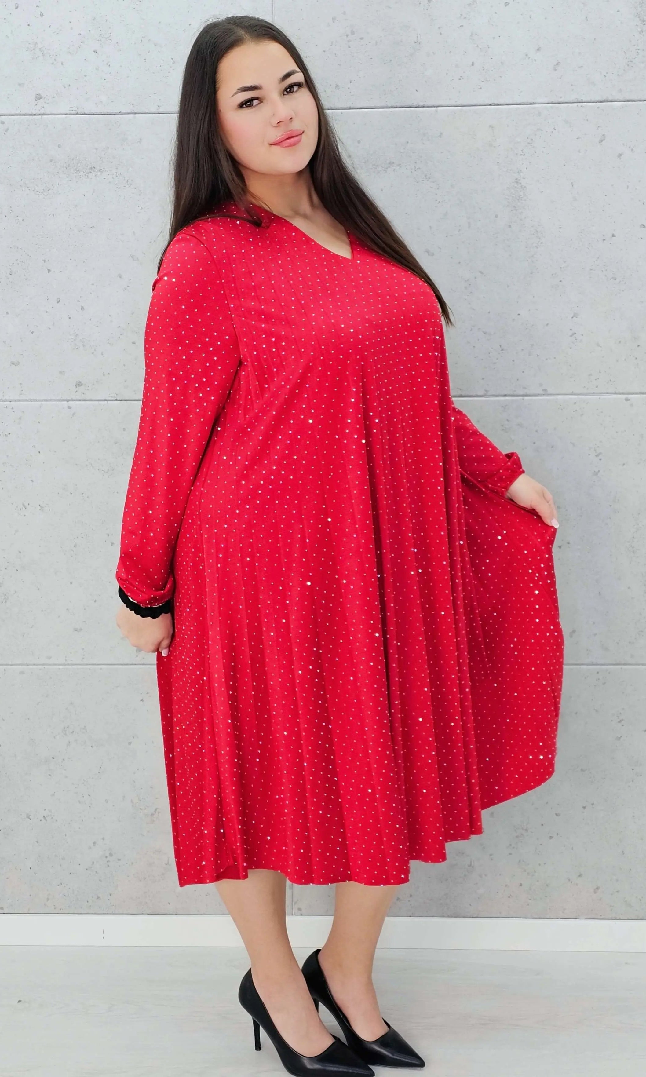 Czerwona sukienka w groszki z dekoltem V Stylowa XL